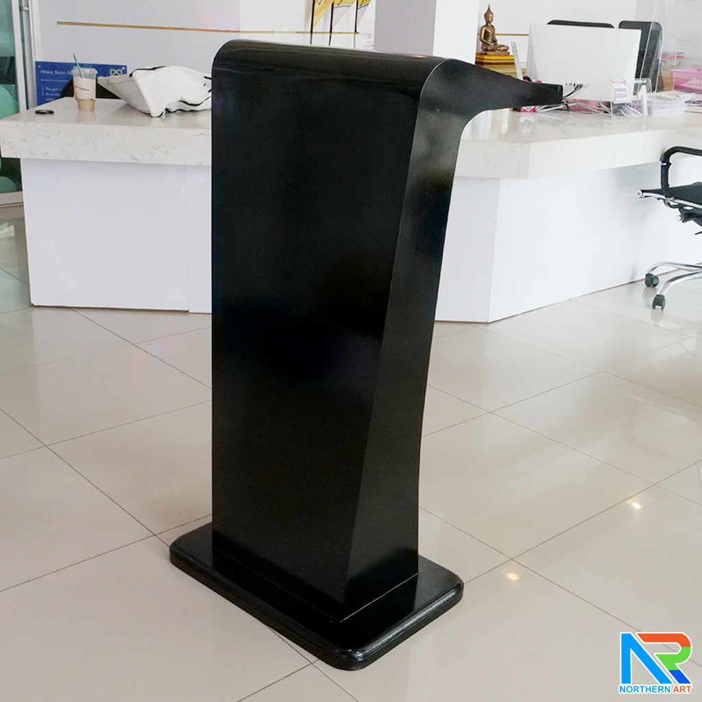 โพเดียมไม้ สีดำ รุ่น PD-11 ทรงโมเดิร์น ขนาด (W)55 x (L)40 x (H)115 cm. TOP เอียง พร้อมชั้นวางของ