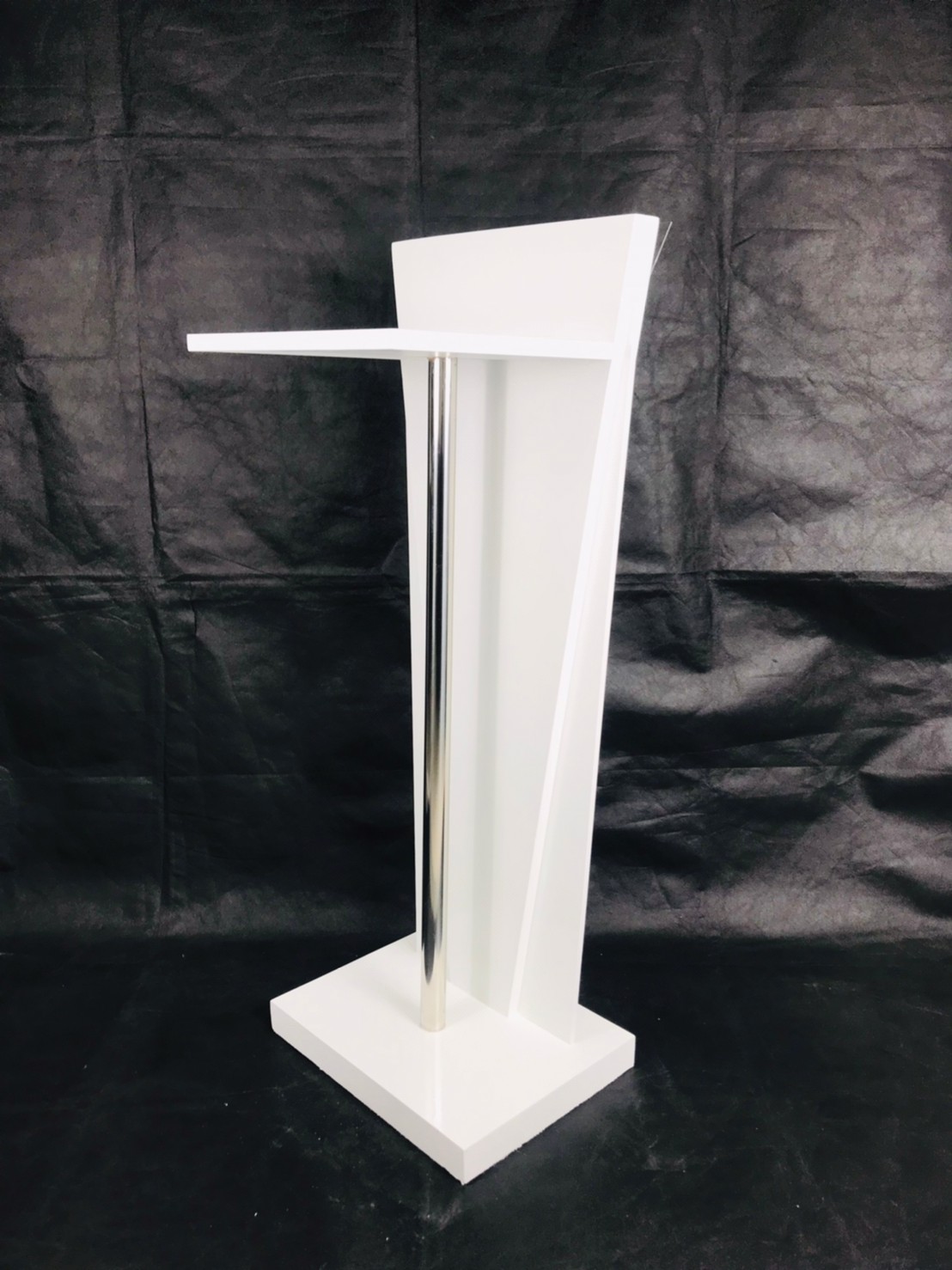 เช่าโพเดียมไม้สีขาว ทรงสามเหลี่ยม Triangle White Podium สีขาว ด้านหน้าอะคริลิคใส ติดหมุด (เฉพาะสาขาเชียงใหม่)