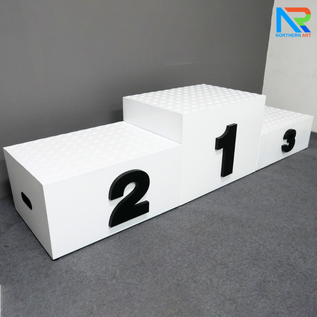 แท่นยืนรับรางวัล 1-2-3 ขนาด (W)210 x (D)50 x (H)50 cm. โครงเหล็ก ทำสีขาว พร้อมตัวเลข 1-2-3 (สั่งทำสีตามความต้องการได้)