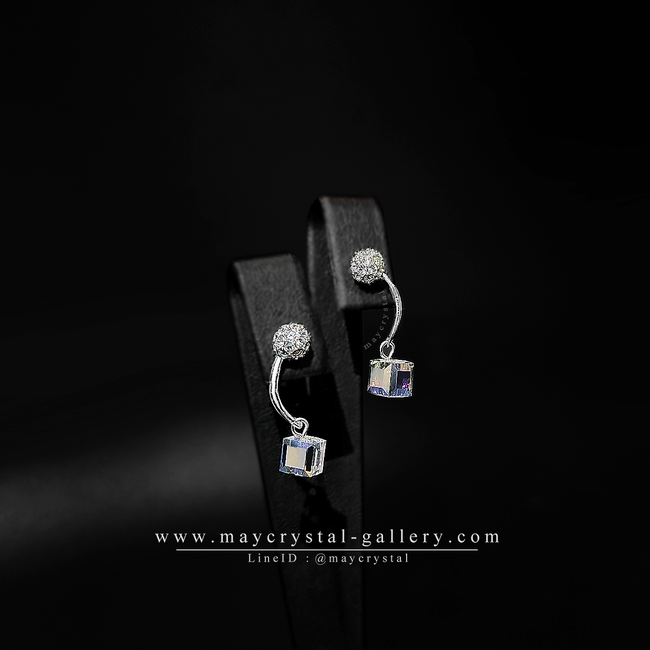 เครื่องประดับคริสตัลจากยุโรป (Embellished with Crystals from Austria)