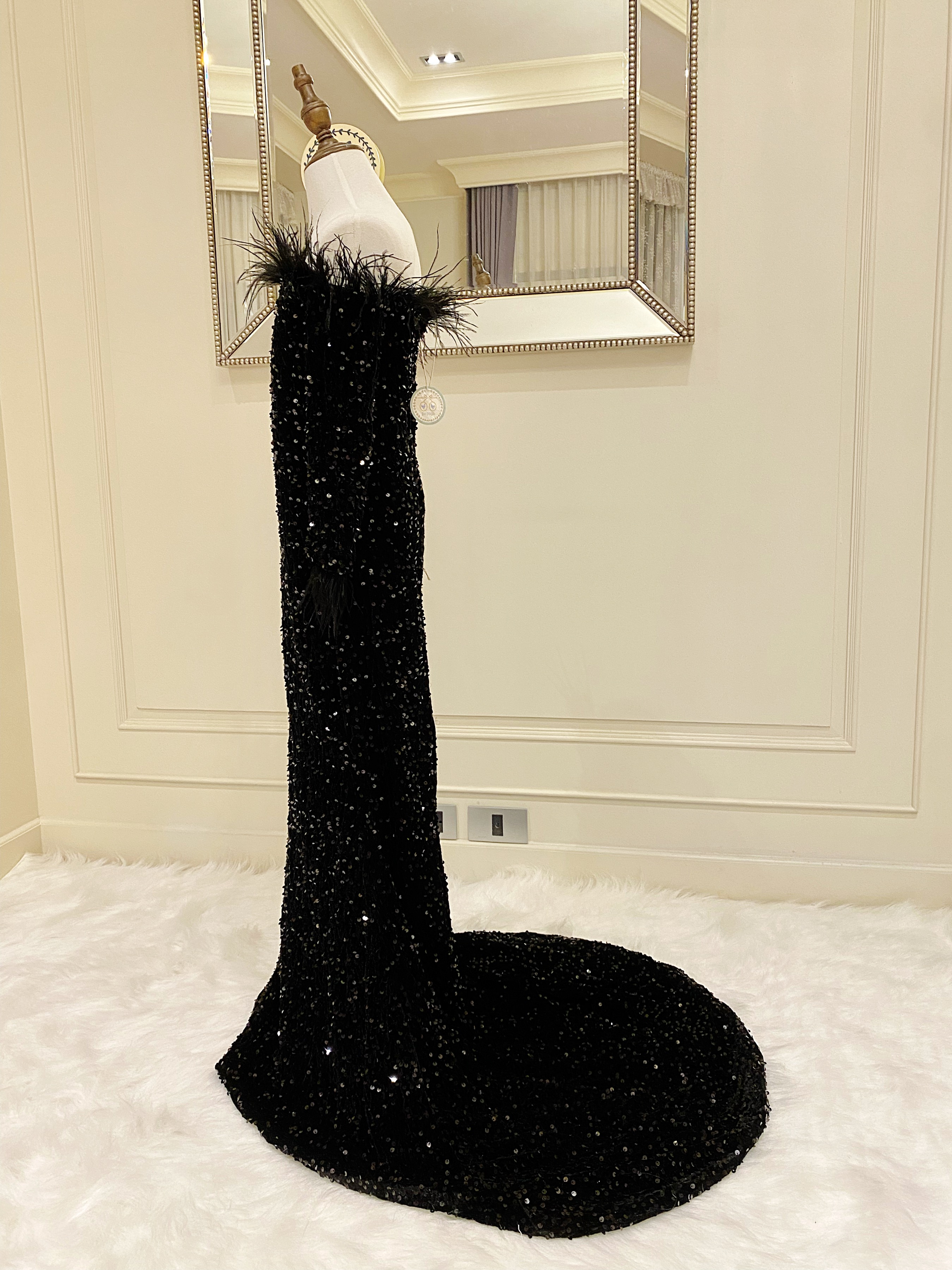 เดรสออกงานราตรีหางปลาแขนยาวสีดำปักเลื่อมเปิดไหล่ แต่งขนนกกระจอกเทศ สวยหรู