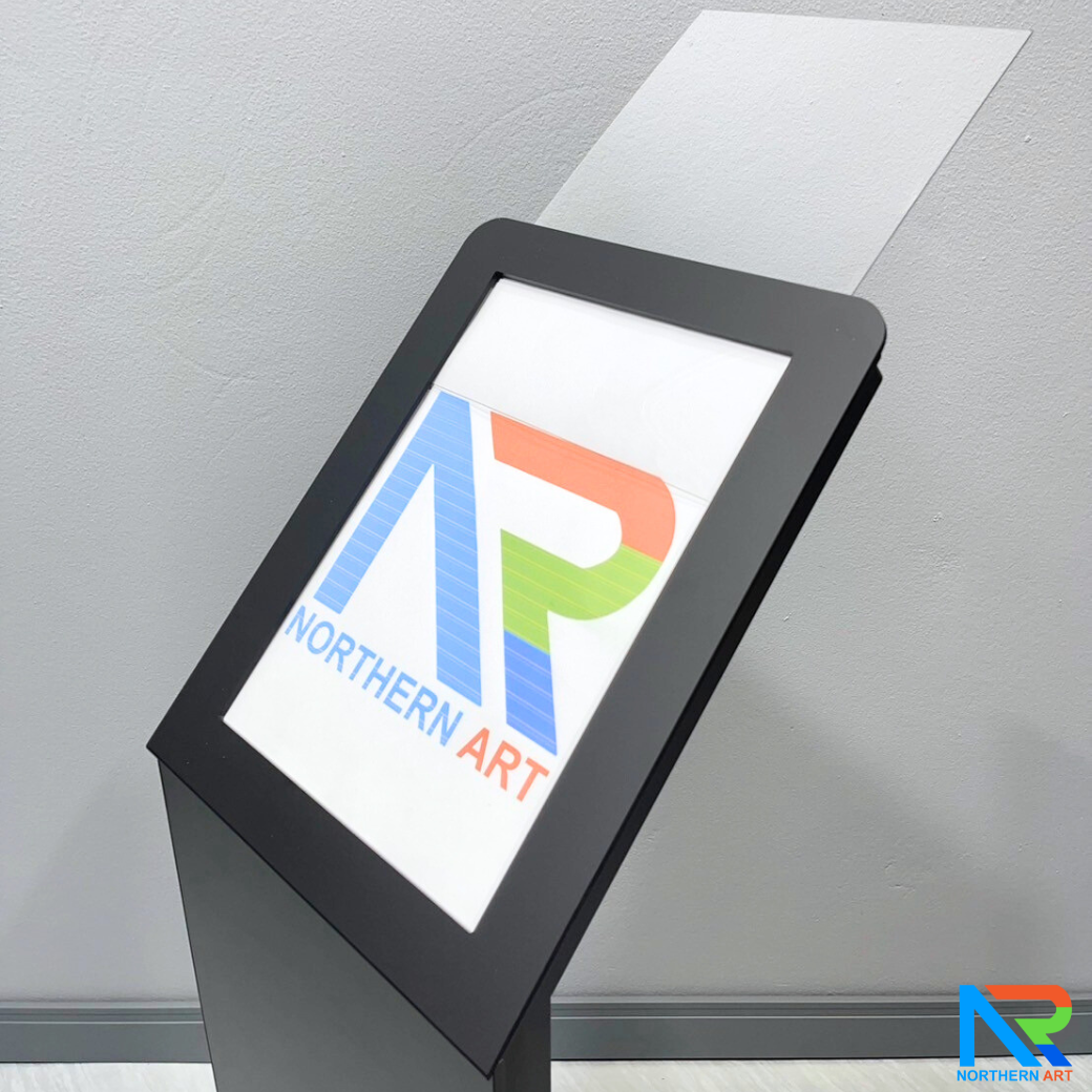 โปสเตอร์สแตนด์ตั้งพื้น รุ่นโชว์รูมรถ ขนาด A4 สีดำ สอดงานพิมพ์ด้านบน เปลี่ยนงานพิมพ์ง่าย ฐานมั่นคงแข็งแรง