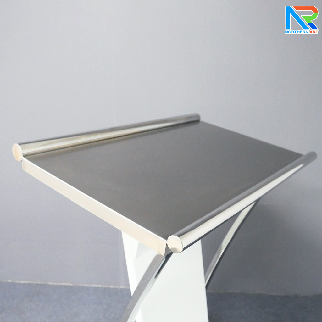 โพเดียมไม้ยืนคู่ Top หุ้มสแตนเลสยืนคู่ สีขาว ขนาด (W) 90x (L) 59 x (H) 120 cm. พร้อมตกแต่งเสาโค้งสแตนเลสเกรด 304