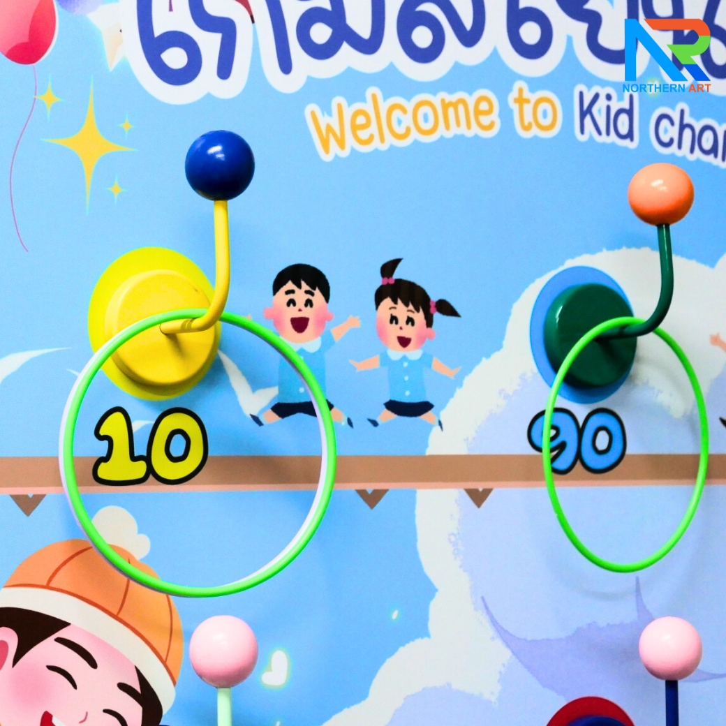 เกมส์โยนห่วงแม่เหล็กตั้งพื้น ขนาด (W)71 x (D)51 x (H)183 cm. ขอคล้องห่วงแม่เหล็ก 9 อันและห่วงโยนคละสี 12 อัน