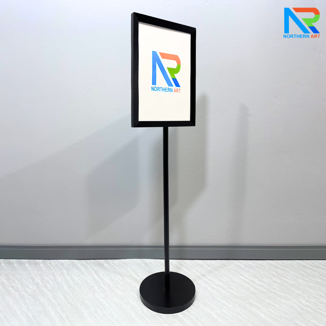 โปสเตอร์สแตนด์เหล็ก สีดำ ขนาดA3 แนวตั้ง ฐานกลม เสาเดี่ยว อะคริลิค 2 มม.ประกบ สอดงานพิมพ์ด้านบน โชว์ภาพ2ด้าน