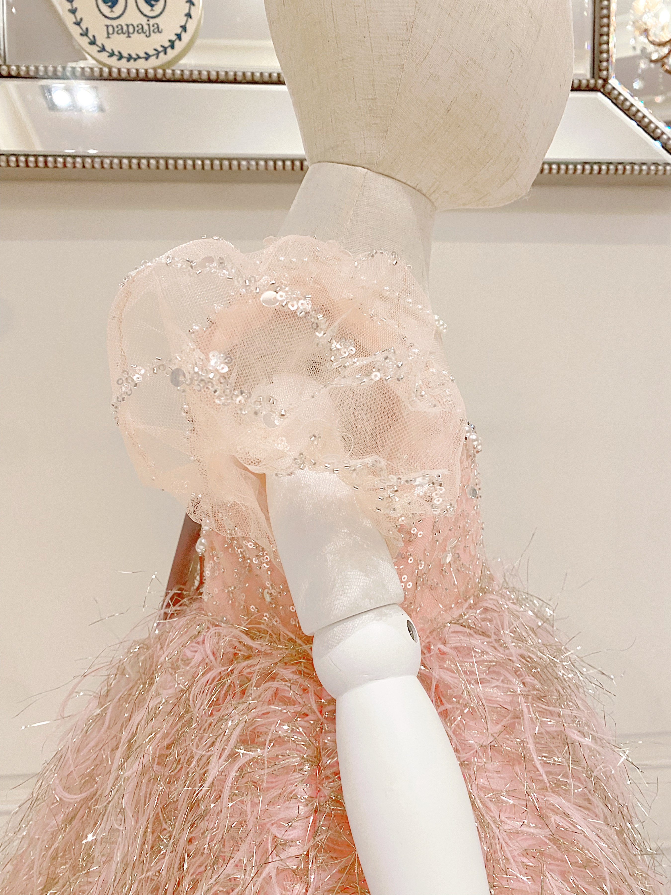 เดรสราตรีสั้นสีชมพูอ่อนแขนตุ๊กตา ดีเทลผ้า 3D ขนนกประดับไข่มุกรอบคอ