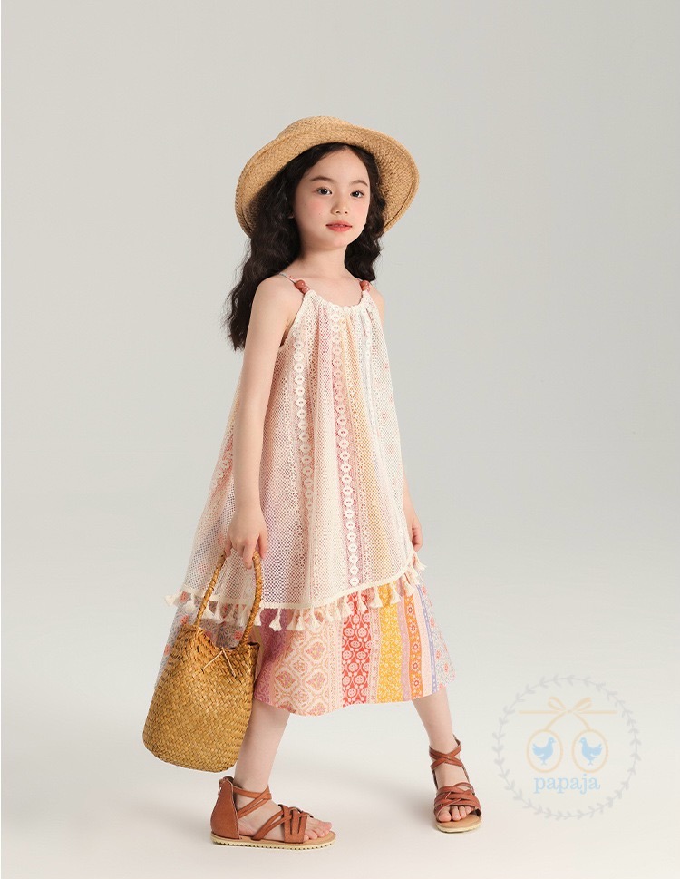 เดรสแขนกุดผ้าพิมพ์ลายสไตล์โบฮีเมียนหลากสี แต่งผ้าลูกไม้สีครีมด้านบน