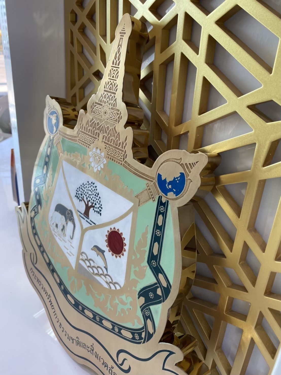 โลโก้โพเดียม โลโก้กัดกรด โลโก้หน่วยงาน กัดกรด วัสดุทองเหลือง UV PRINT หรือกัดกรด สั่งผลิตตามขนาดและแบบที่ต้องการ