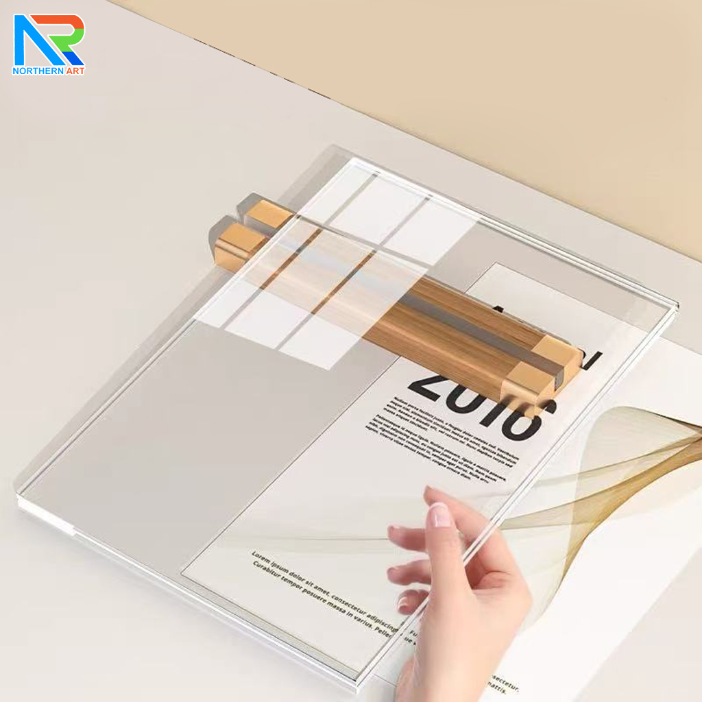 ป้ายตั้งโต๊ะ A4 ฐานไม้ พร้อมอะคริลิคใส สอดงานพิมพ์ด้านข้าง โชว์งานพิมพ์ 2 ด้าน