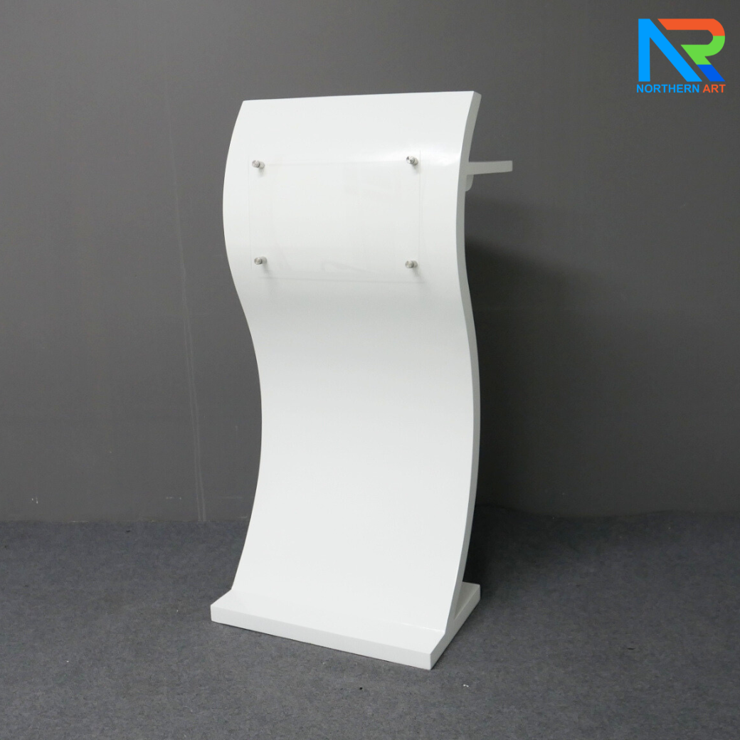 โพเดียมไม้ สีขาว ทรง S ขนาด (W)55 x (L)35 x (H)119 ซม. พร้อมอะคริลิคติดหมุดด้านหน้า สำหรับติดโลโก้