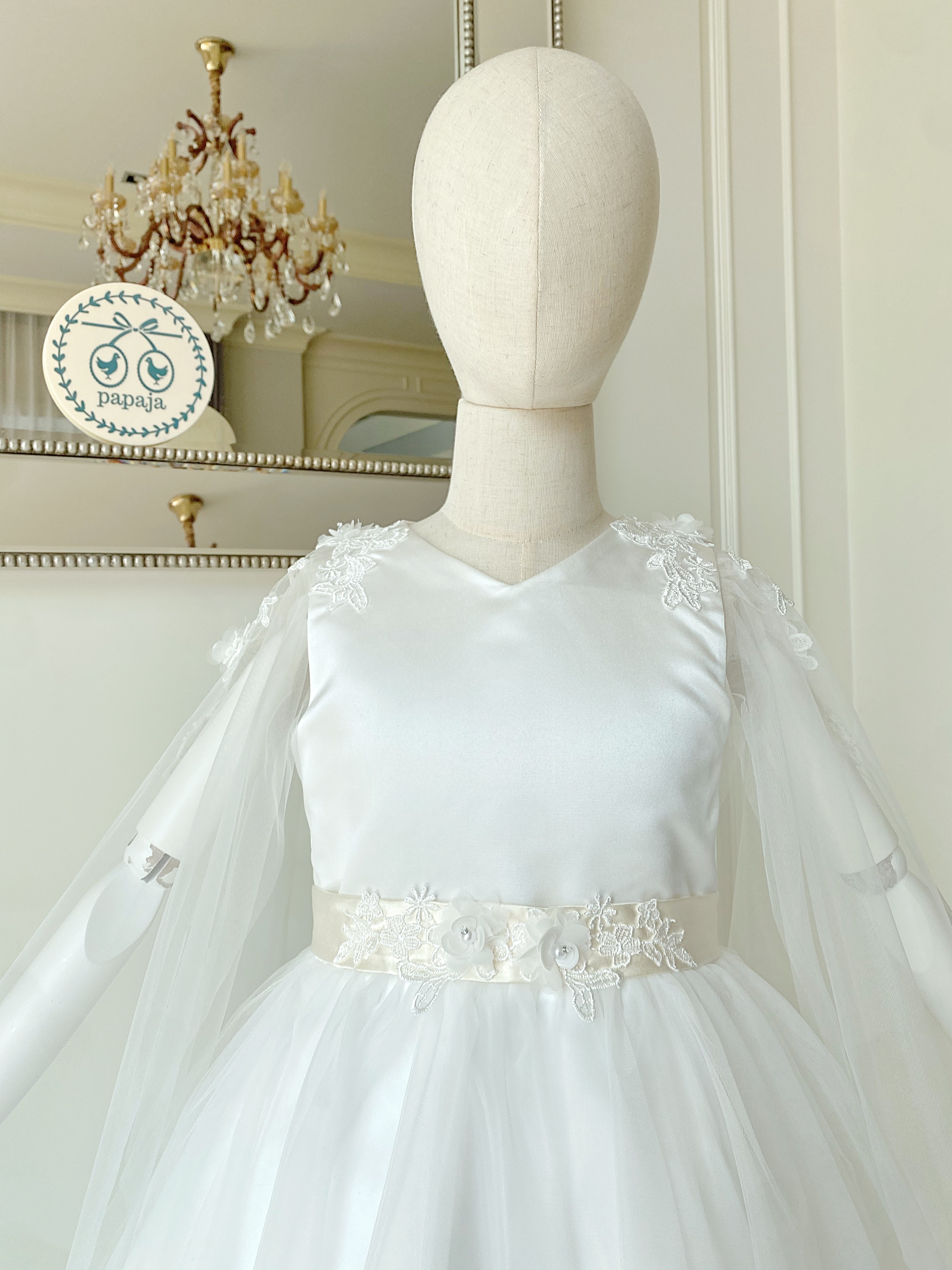 เดรสราตรีสั้นสีขาวออฟไวท์แขนกุด (งานไฮพรีเมี่ยม) ดีเทลประดับลูกไม้ที่หัวไหล่