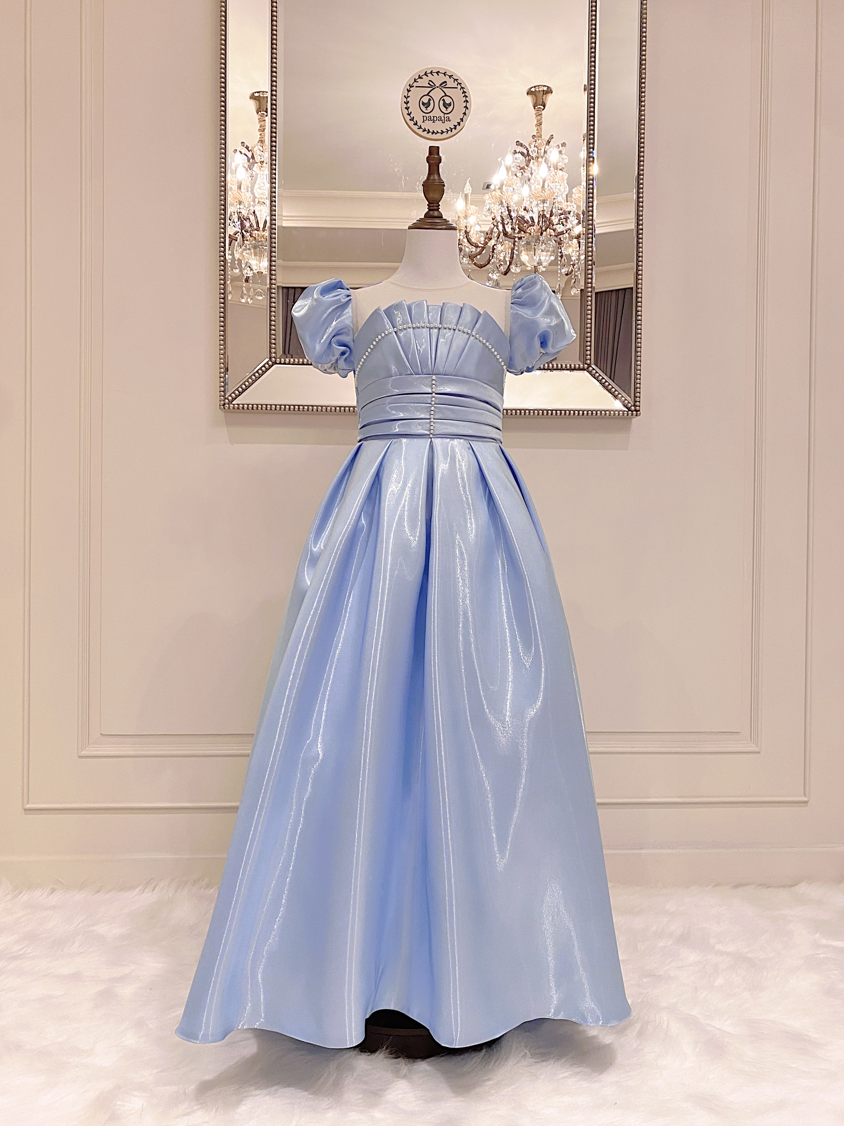 เดรสราตรียาวสีฟ้าครามแขนตุ๊กตา ดีเทลจับเดรปช่วงบนและเอว ผ้าดัสเชสเนื้อไหมแก้ว ชุดนี้คัตติ้งและผ้าสวยมากๆ