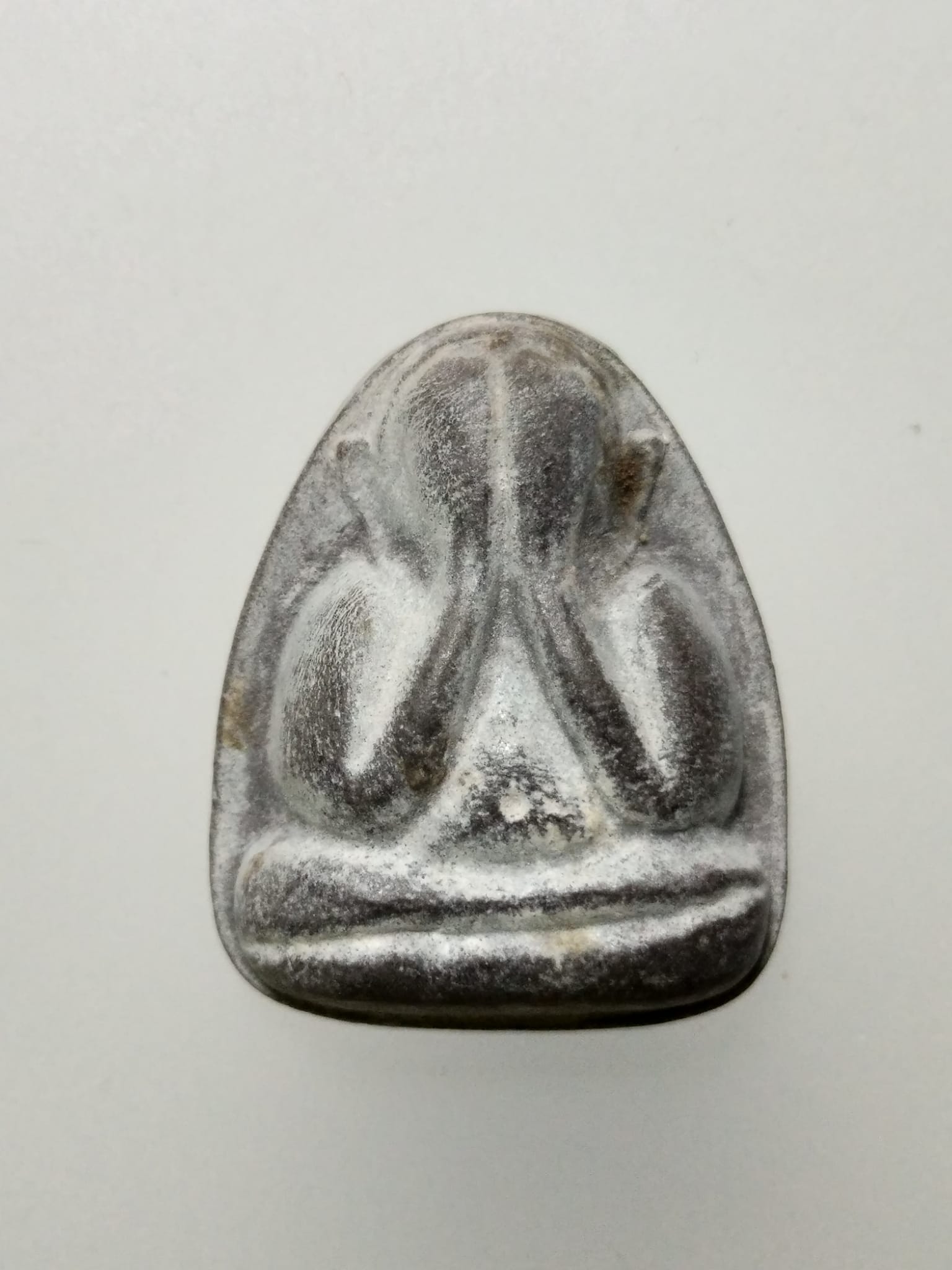 F160 พระปิดตาหลังยันต์ ฤ.ฤา ไม่ทราบที่