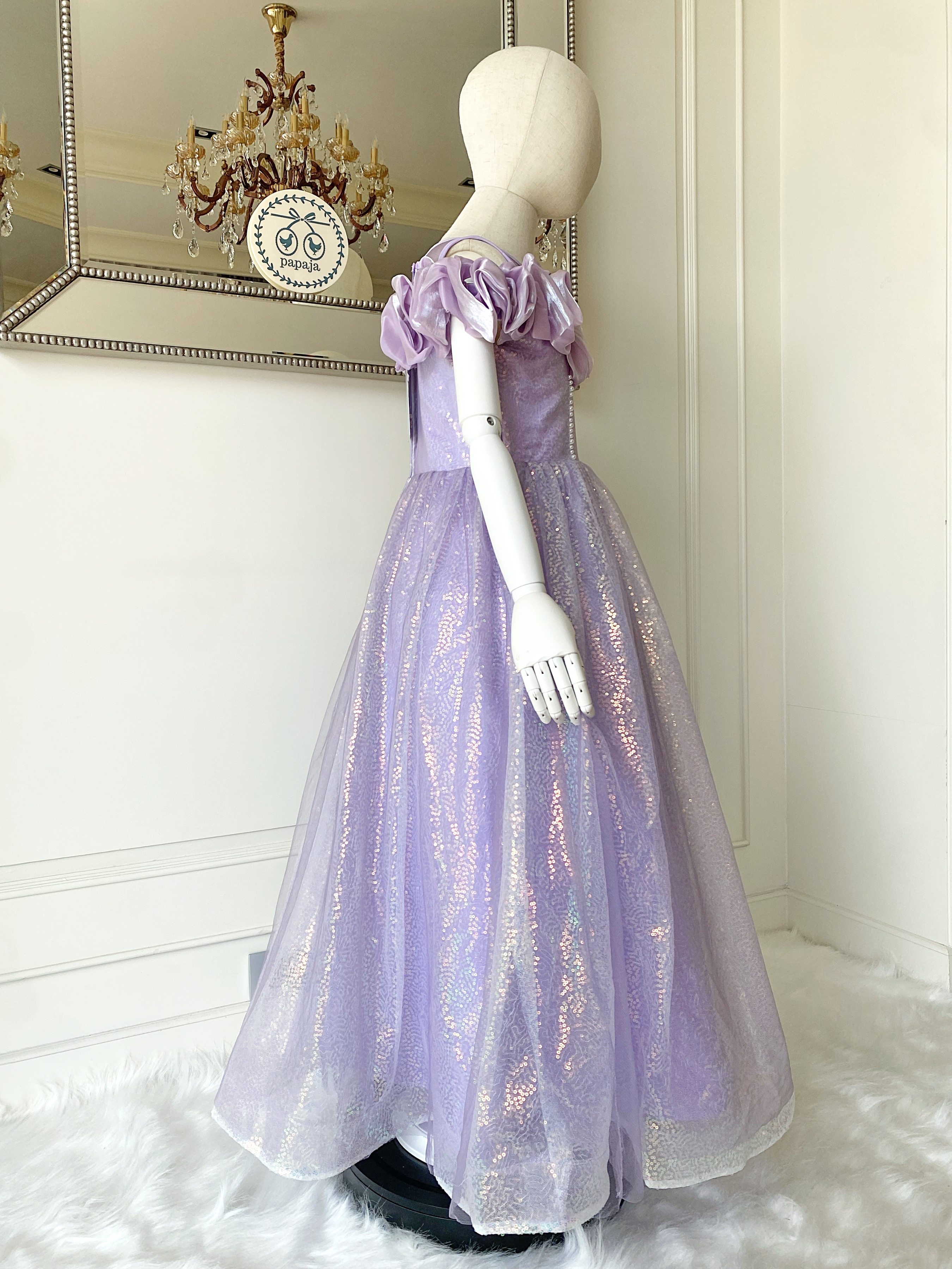 เดรสราตรียาวสี่ส่วน สีม่วงพาสเทล แขนกุด ดีเทลจับเดรปรอบไหล่ ผ้าปักเลื่อมวิ้งๆ สวยมากๆ