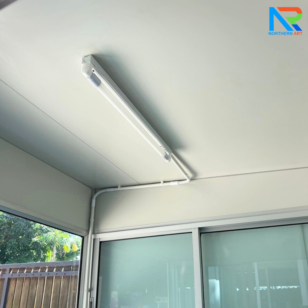 ป้อมยามสำเร็จรูป รุ่น ISOWALL ขนาด 1.20x1.20 ม.โครงสร้างเหล็ก ผนังISOWALL หนา 50 มม.กรอบประตู-หน้าต่าง อะลูมิเนียมสีเงิน