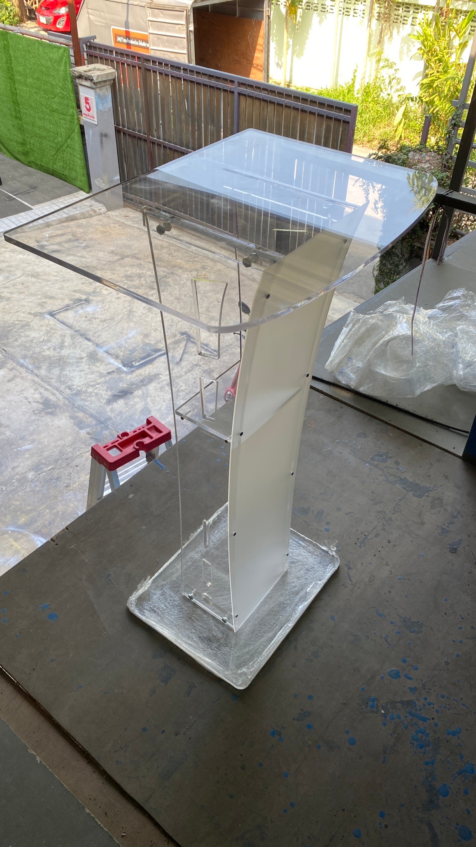 โพเดียมอะคริลิคใส รุ่น AC-11 ด้านหน้าอะคริลิคฝ้า TOP ตรง ขนาด (W)47 x (L)37 x (H)100 cm.