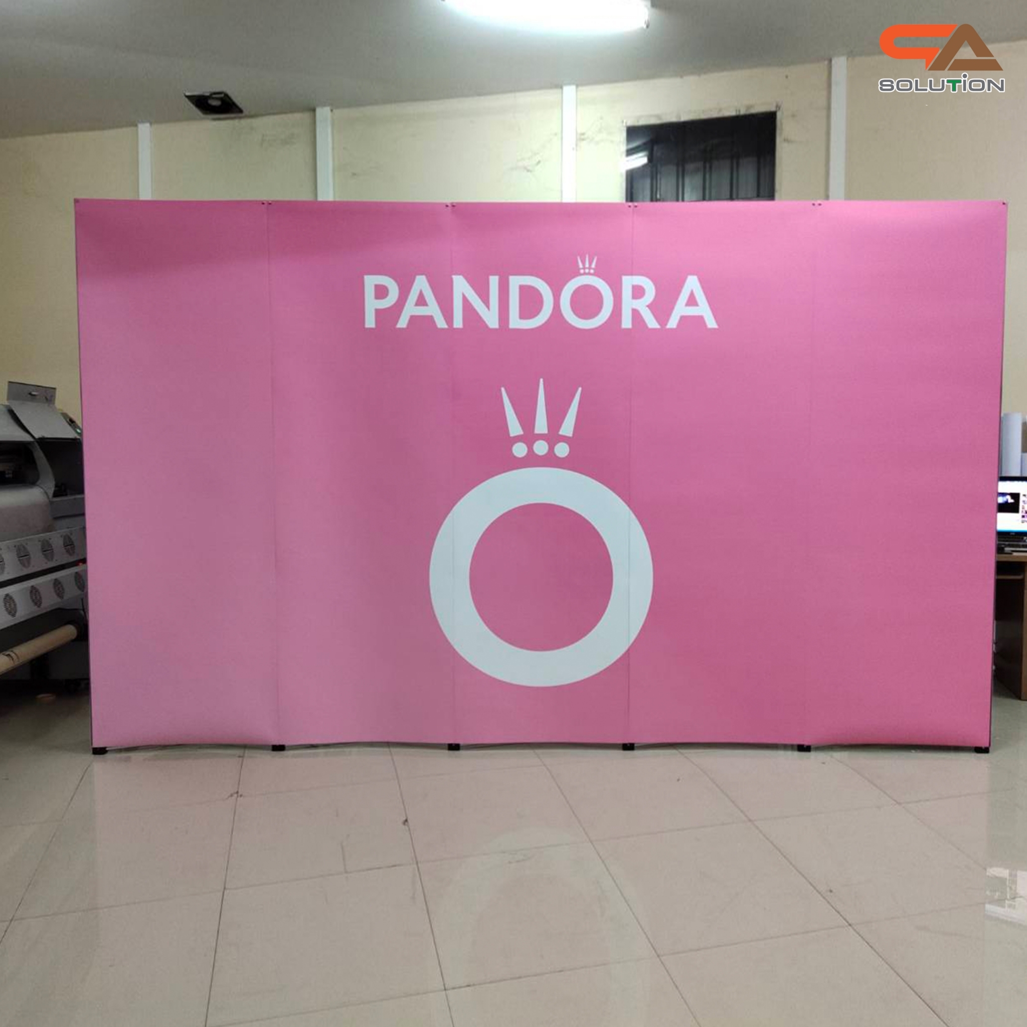 BACK DROP ฉากแบคดรอป รุ่นเหลี่ยม แบบตรง โครงอะลูมิเนียมพร้อมงานพิมพ์ + โคมไฟ 2 ชุด และกระเป๋าล้อลาก 1 ใบ