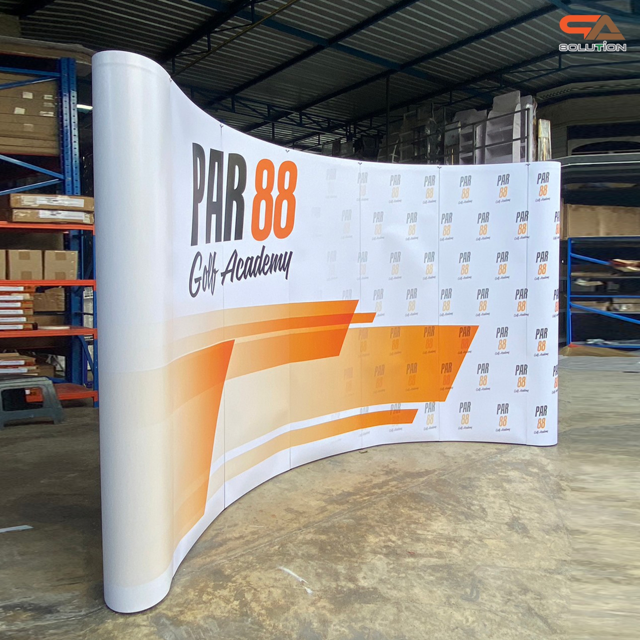 BACK DROP ฉากแบคดรอป รุ่นมน แบบโค้ง โครงอะลูมิเนียม ถอดประกอบได้ พร้อมงานพิมพ์+โคมไฟ พร้อมกระเป๋าล้อลาก 1 ใบ