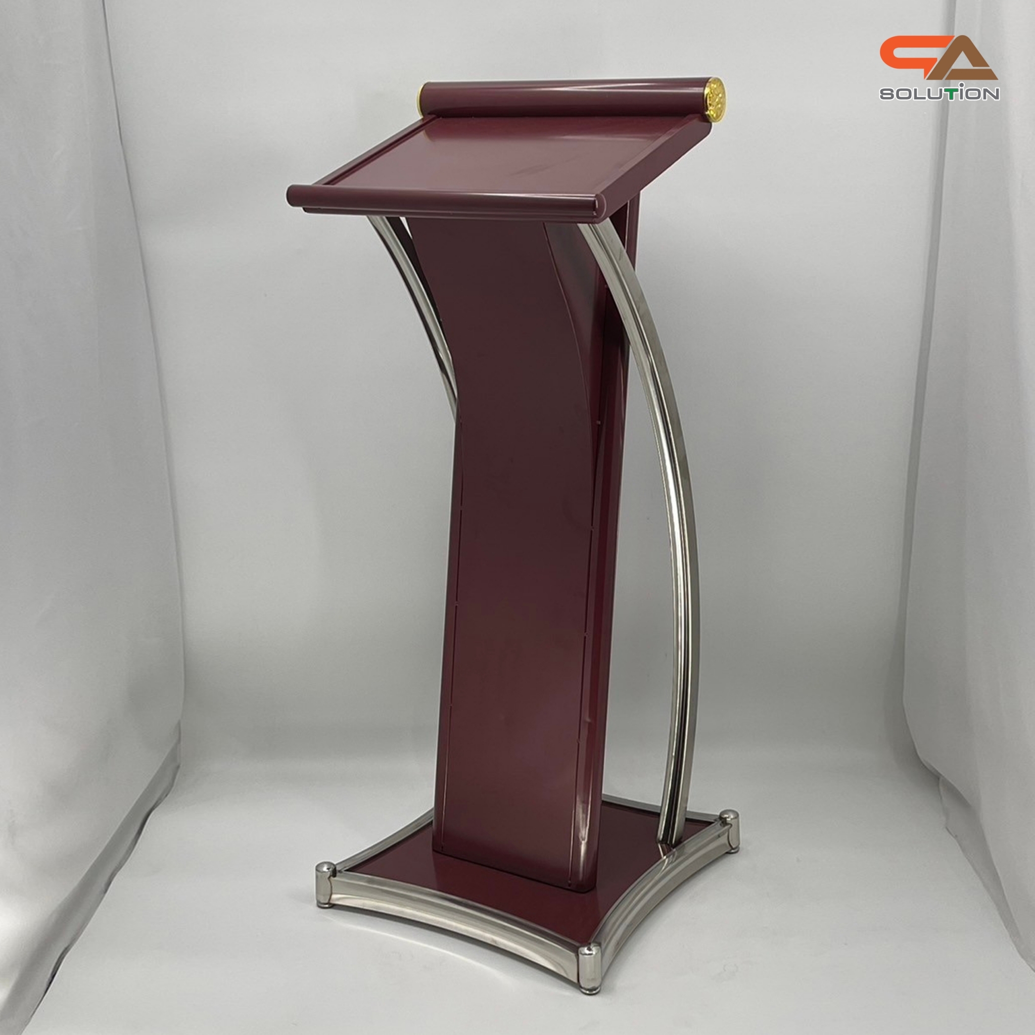 โพเดียมเหล็ก สีโอ๊คแดง ตกแต่งเสาโค้งสแตนเลสสีเงิน ขนาดTOP (W)48 x (L)39 สูง 117 cm.