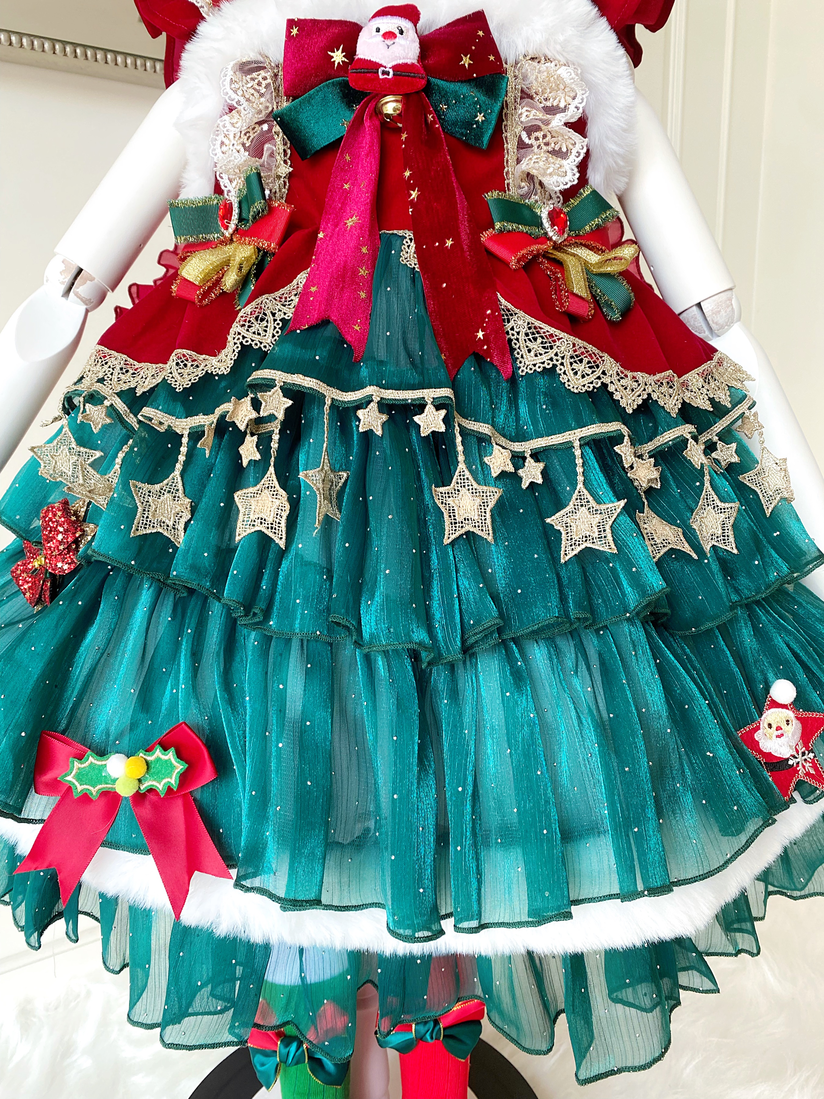 (เซต 4 ชิ้น) เซตเดรสคริสต์มาสงานไฮพรีเมี่ยม ธีมต้น X'mas สีเขียวแดง (เดรส+โบว์หลัง+ที่ติดผมทรงหมวก+ถุงเท้า) Christmas