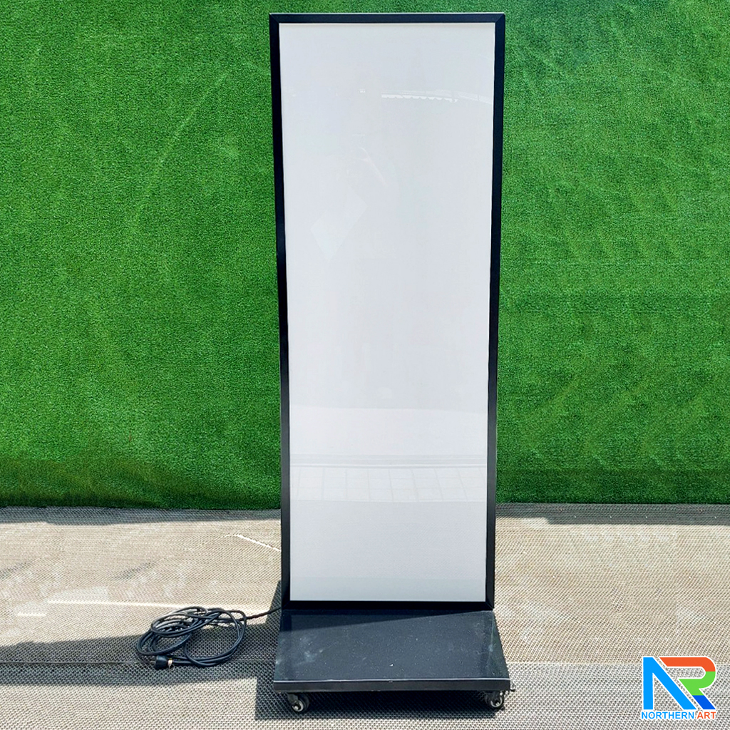 ตู้ไฟ LED ตั้งพื้น ฐานSLOPE ขนาด 60x160 ซม.โครงเหล็กพร้อมแผ่นซิงค์ สีดำ แผ่นอะคริลิค 2 แผ่น โชว์งานพิมพ์ 2 ด้าน มีล้อเลื่อน เคลื่อนย้ายสะดวก