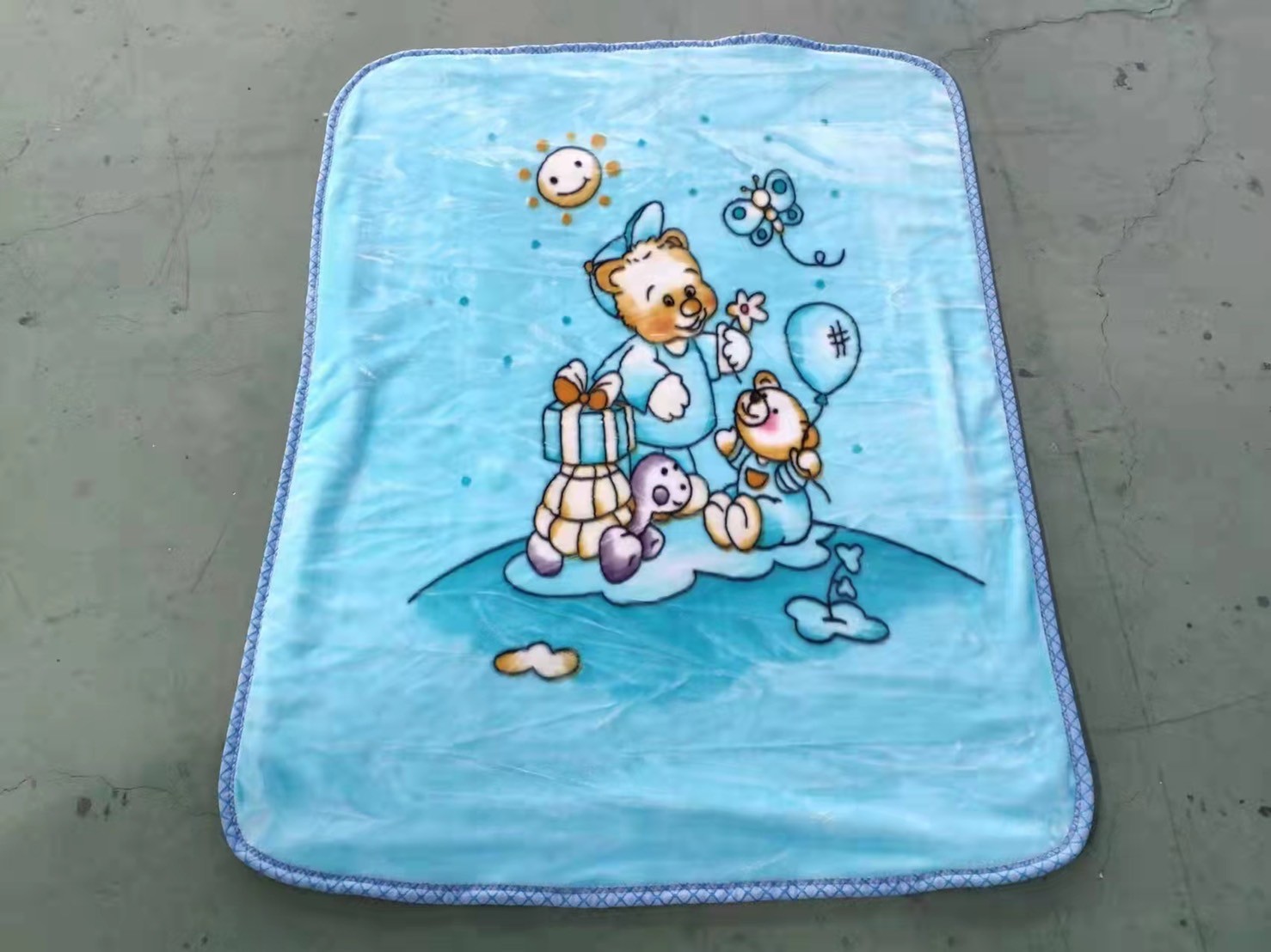 ผ้าห่มเด็กกำมะหยี่กุ้นขอบ เกรดA 100*130 cm 70ผืน คละลายคละสี