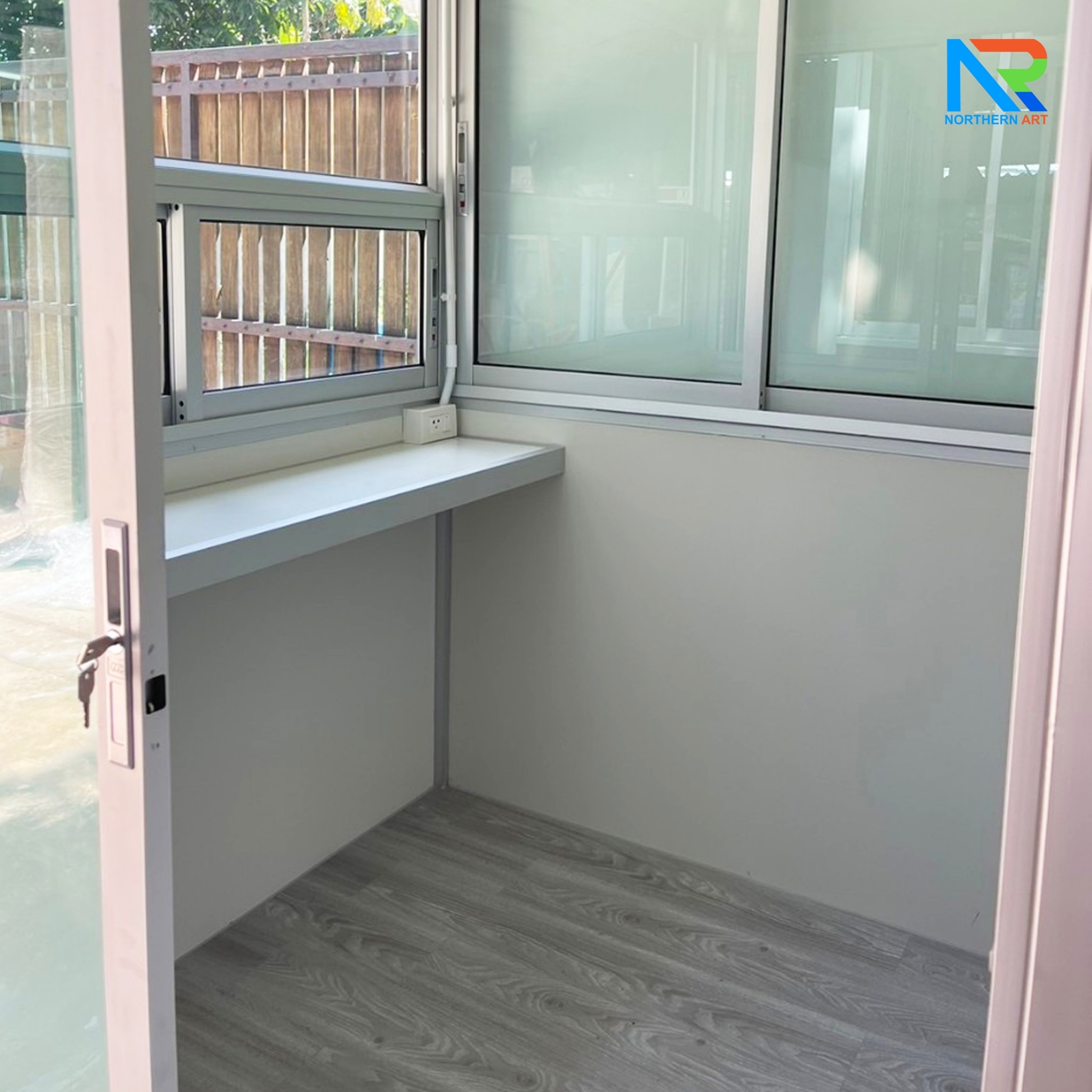 ป้อมยามสำเร็จรูป รุ่น ISOWALL ขนาด 1.50x1.50 ม.โครงสร้างเหล็ก ผนังISOWALL หนา 50 มม.กรอบประตู-หน้าต่าง อะลูมิเนียมสีเงิน