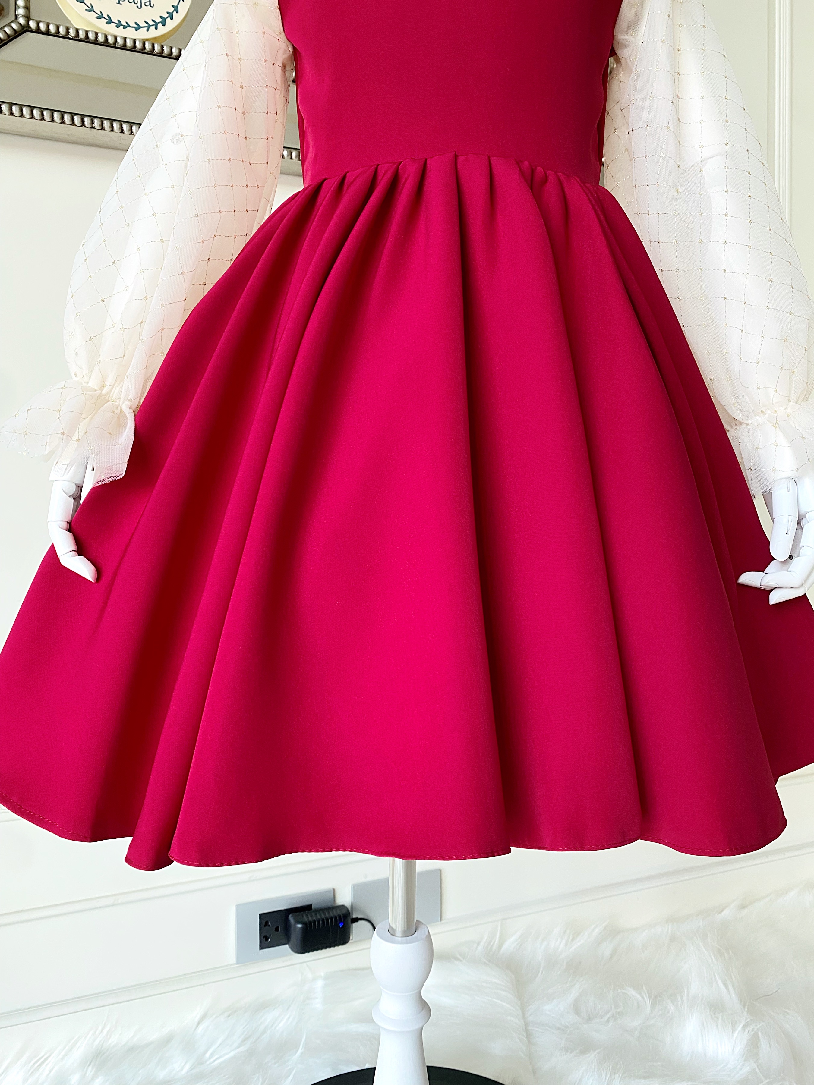 เดรสราตรีสั้นแขนยาวสีแดง ช่วงไหล่ซีทรูตัดกับสีขาวครีม