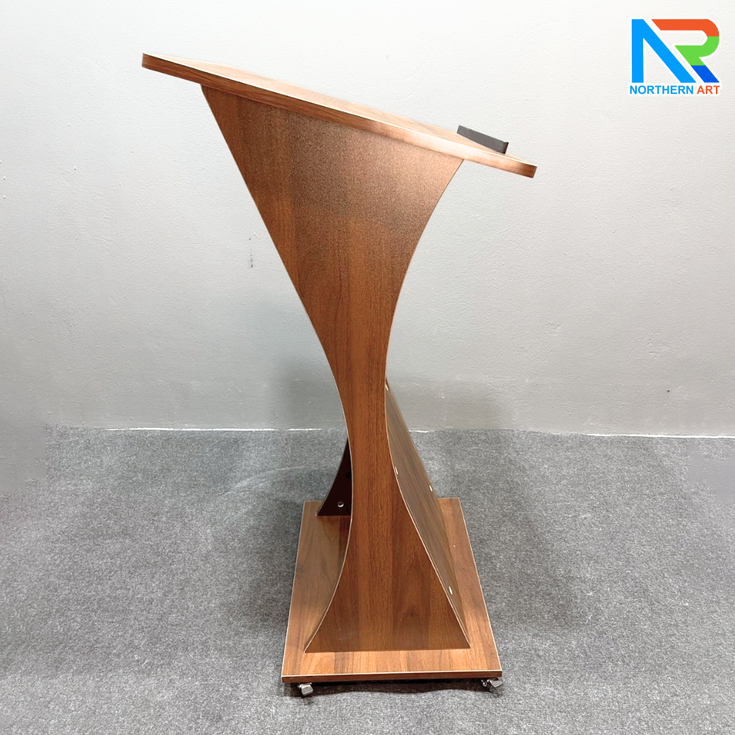 โพเดียมไม้ สีน้ำตาล TOPเอียง ขนาด (W)60 x (L)50 x (H)108 cm. พร้อมล้อเลื่อนและชั้นวางของ