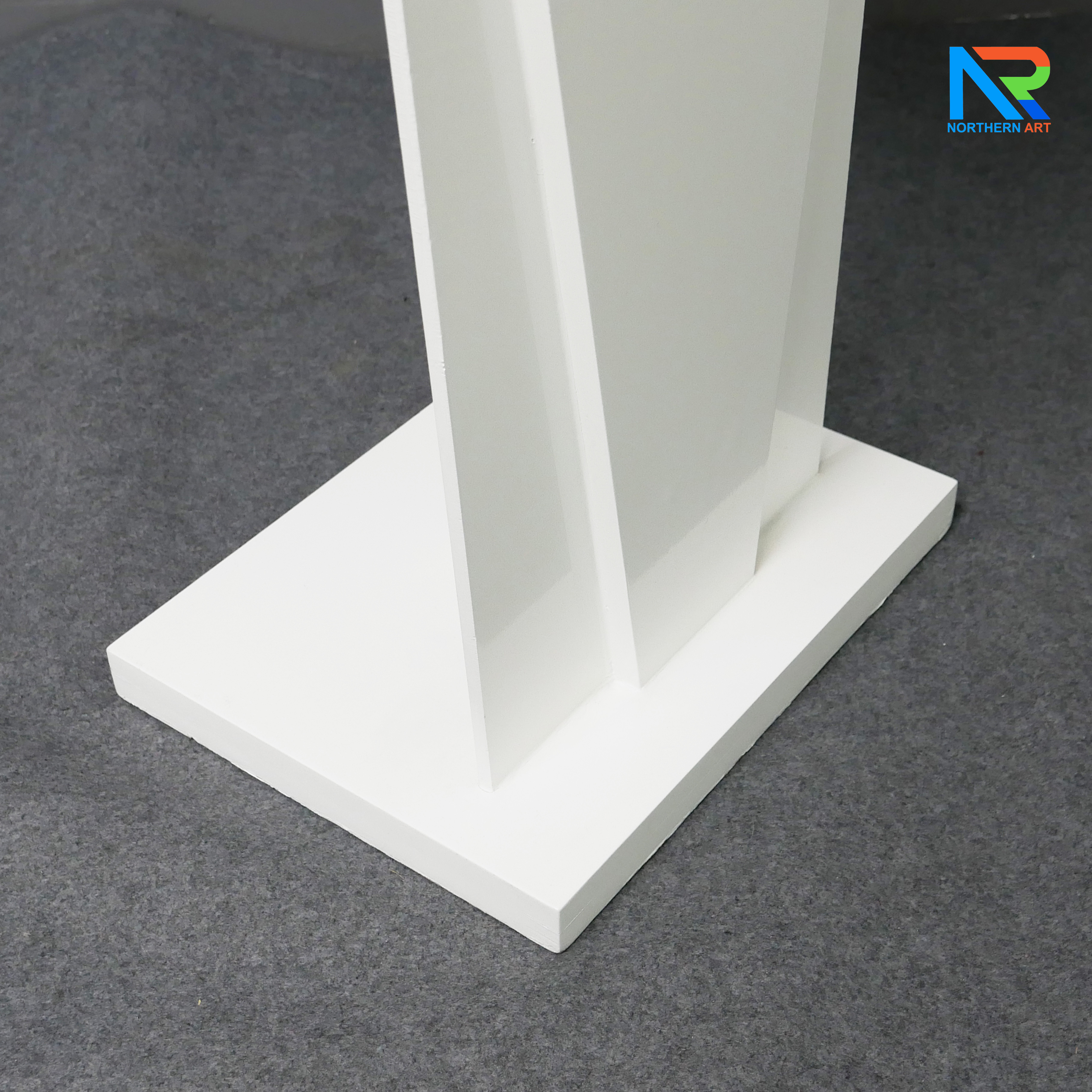 โพเดียมไม้สีขาว ทรงสามเหลี่ยม ขนาด (W) 45 x (L) 35 x (H) 120 cm. ด้านหน้าอะคริลิคใส ติดหมุด สำหรับติดโลโก้