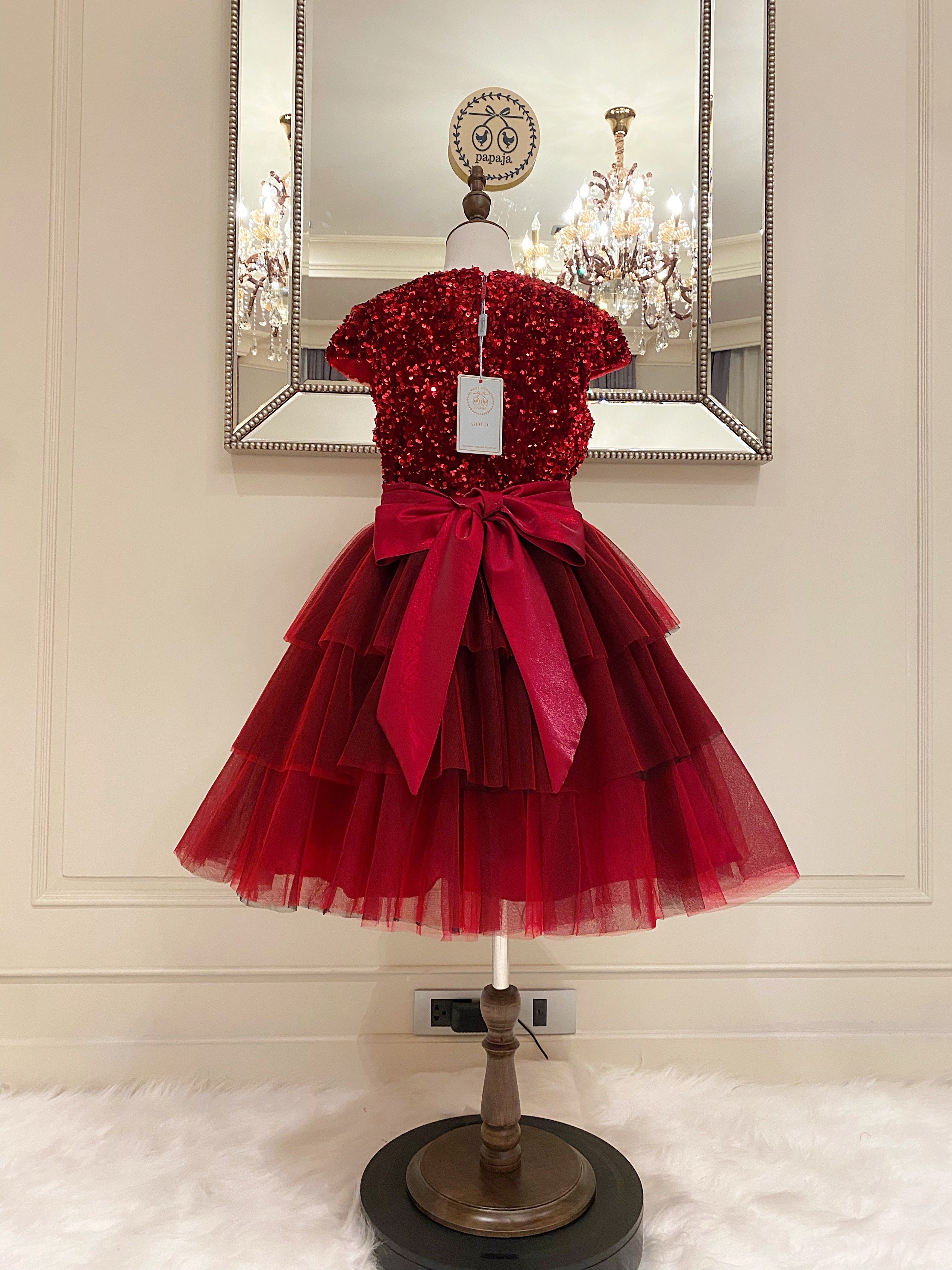 เดรสราตรีสั้นสีแดงแขนสั้น (งานไฮพรีเมี่ยม) ดีเทลปักเลื่อมด้านบน กระโปรงระบาย 3 ชั้น