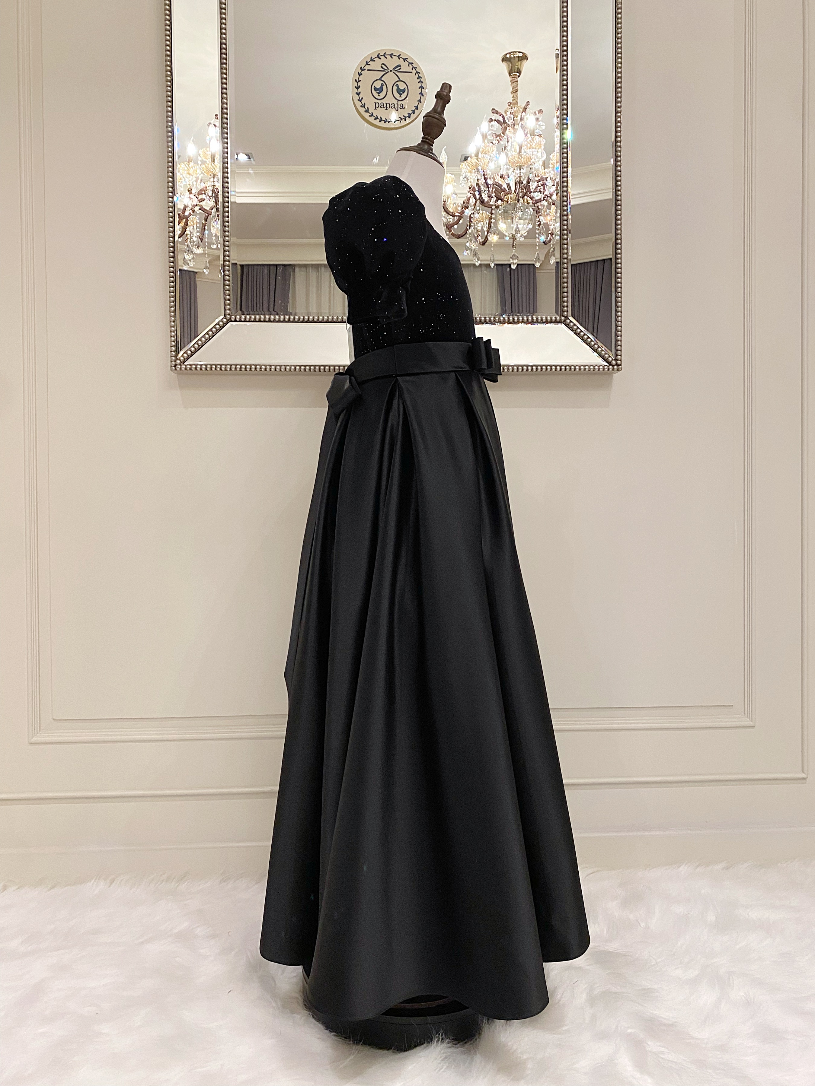 เดรสราตรียาวสีดำแขนตุ๊กตา ดีเทลช่วงบนกำมะหยี่ตัดกับช่วงล่างผ้าซาติน