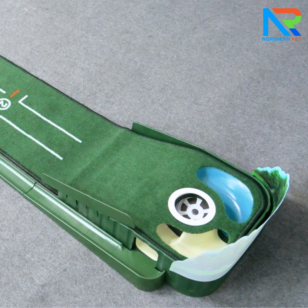 เกมส์กอล์ฟ ขนาด (W)30 x (L)284 x (H)10 cm. พร้อมไม้พัตเตอร์ปรับระดับได้ 1 อัน และลูกกอล์ฟโฟม 10 ลูก