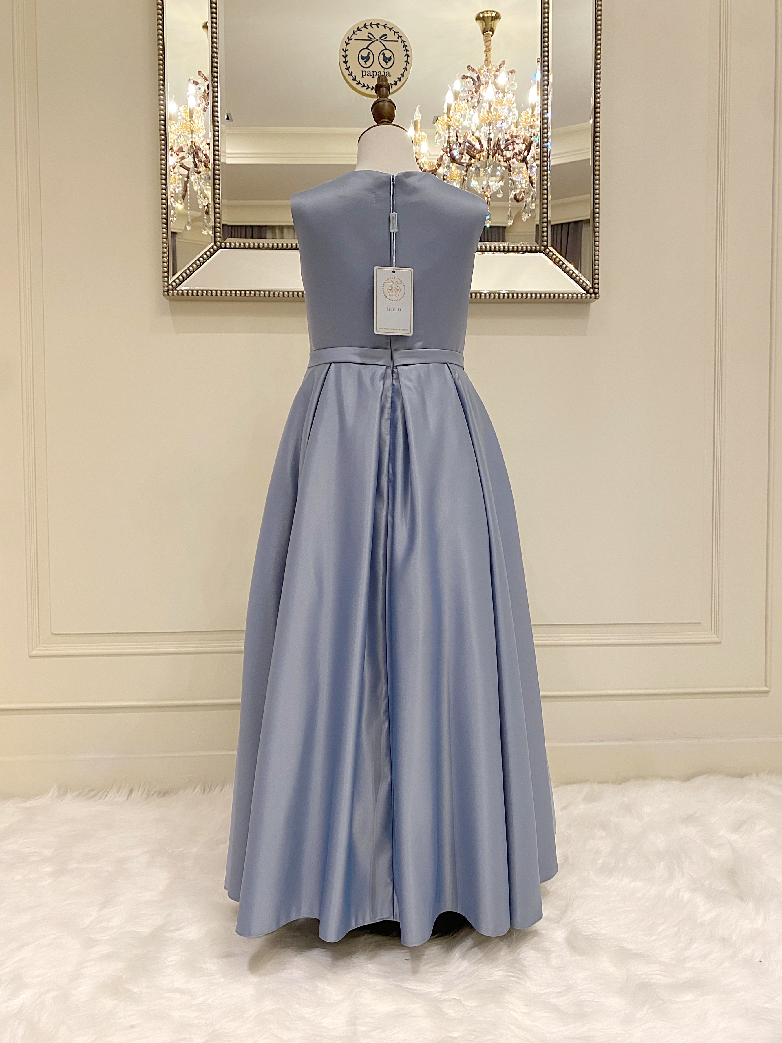 เดรสราตรียาวสีเทา แขนกุด ทรงเรียบหรูมินิมอล (งานไฮพรีเมี่ยม) ดีเทลประดับโบว์เล็กๆ ช่วงเอว