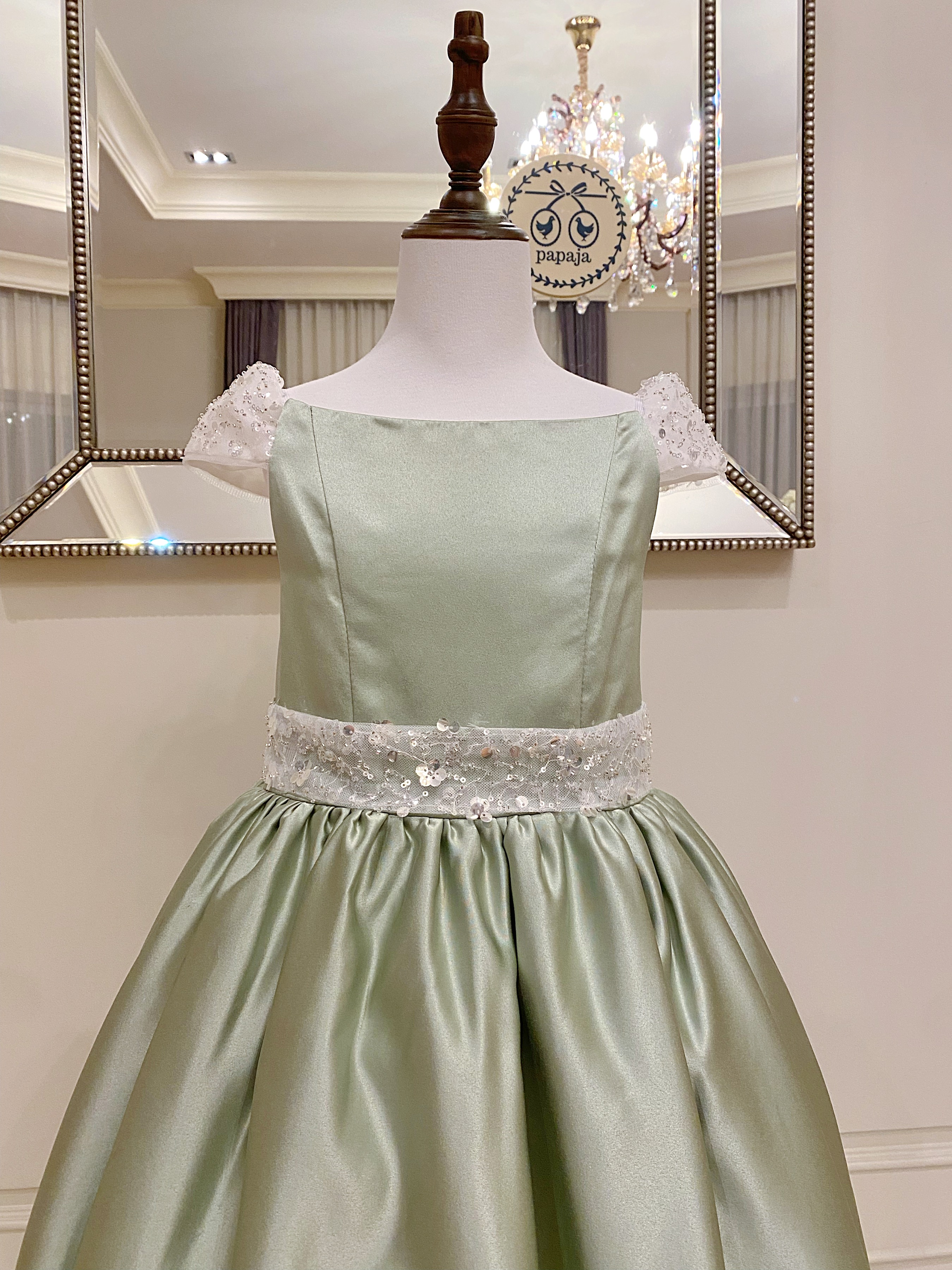 เดรสออกงานราตรียาวแขนล้ำ สีเขียวพาสเทล (งานไฮพรีเมี่ยม) ดีเทลปักเพชรหนามเตยและอัญมณีที่ช่วงเอวและตันแขน