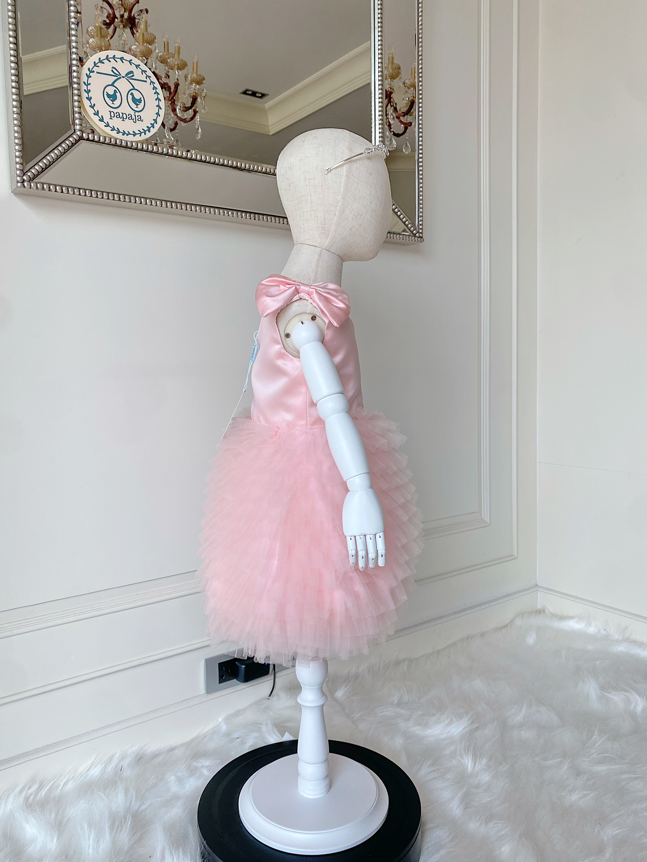 เดรสราตรีสั้นสีชมพูอ่อน ดีเทลไหล่เดียวตกแต่งโบว์ กระโปรงฟูน่ารัก