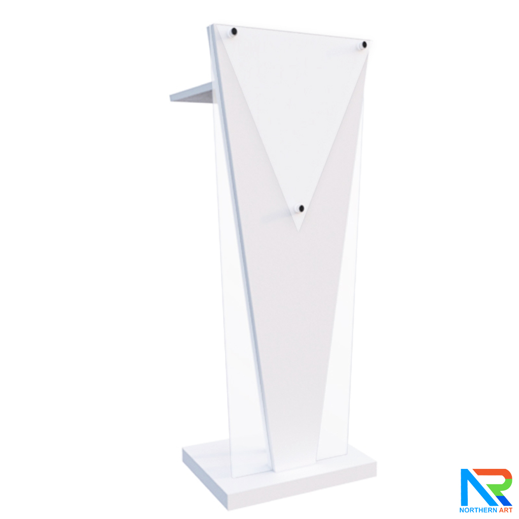 โพเดียมไม้สีขาว ทรงสามเหลี่ยม ขนาด (W) 45 x (L) 35 x (H) 120 cm. ด้านข้างอะคริลิคใส หนา 8 มม. ด้านหน้าอะคริลิคใส ติดหมุด สำหรับติดโลโก้