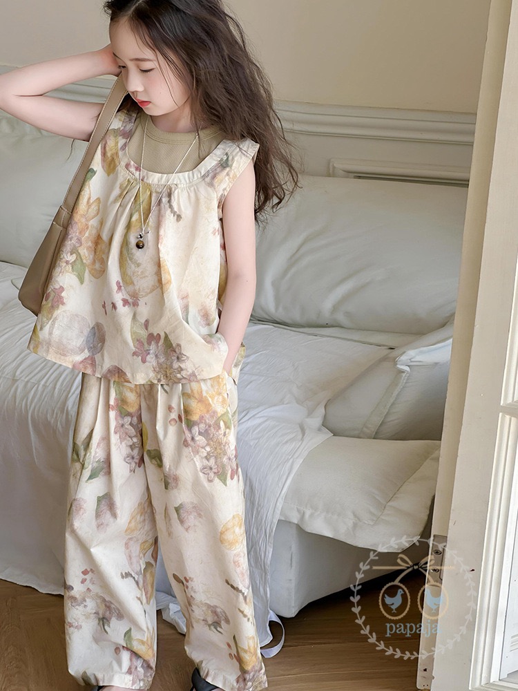 เซตเสื้อแขนกุดผ้าพิมพ์ลายโทนสีเบจพร้อมกางเกงขายาว