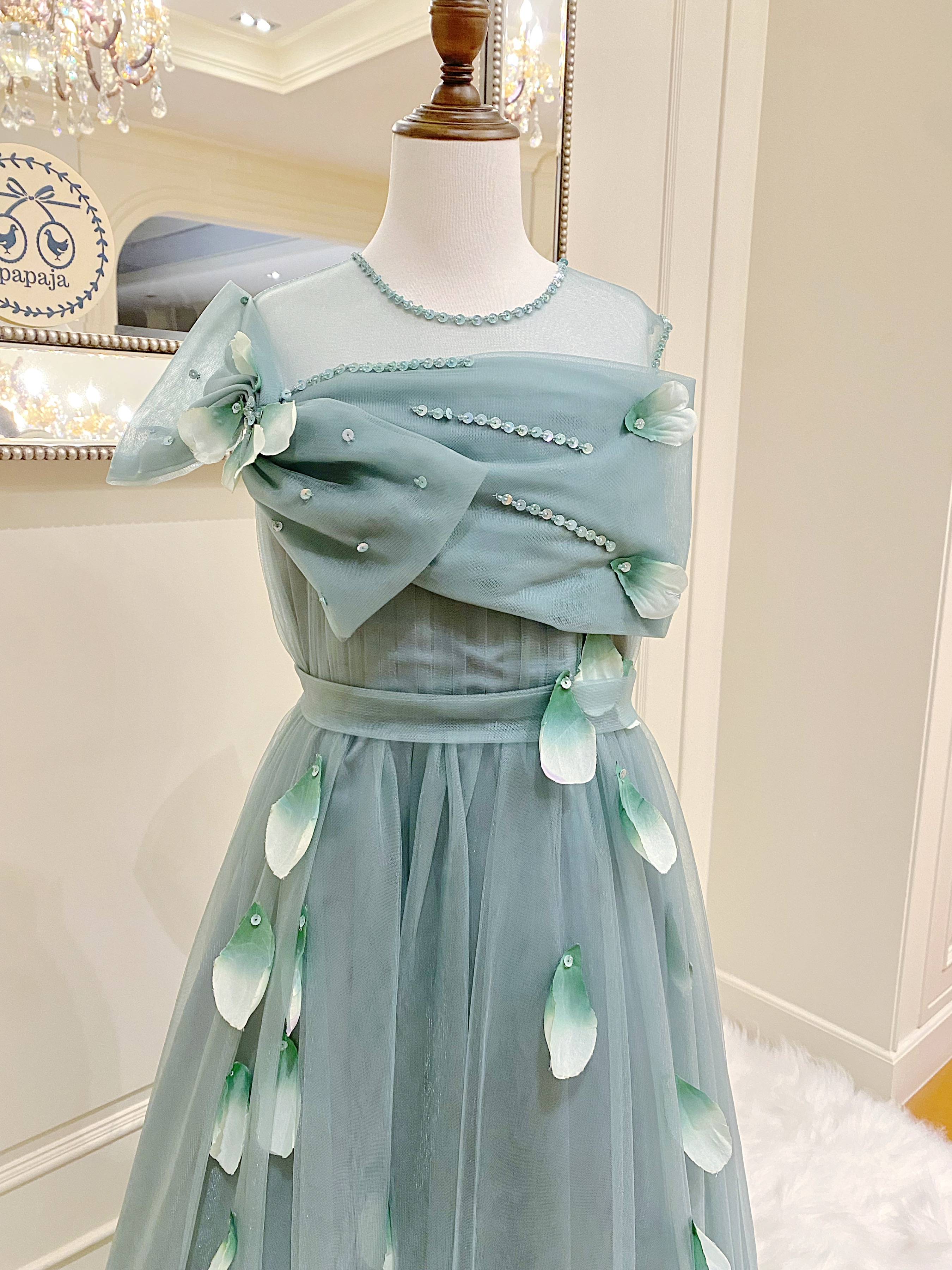 เดรสออกงานราตรียาวแขนกุดสีเขียวอะโวคาโด้