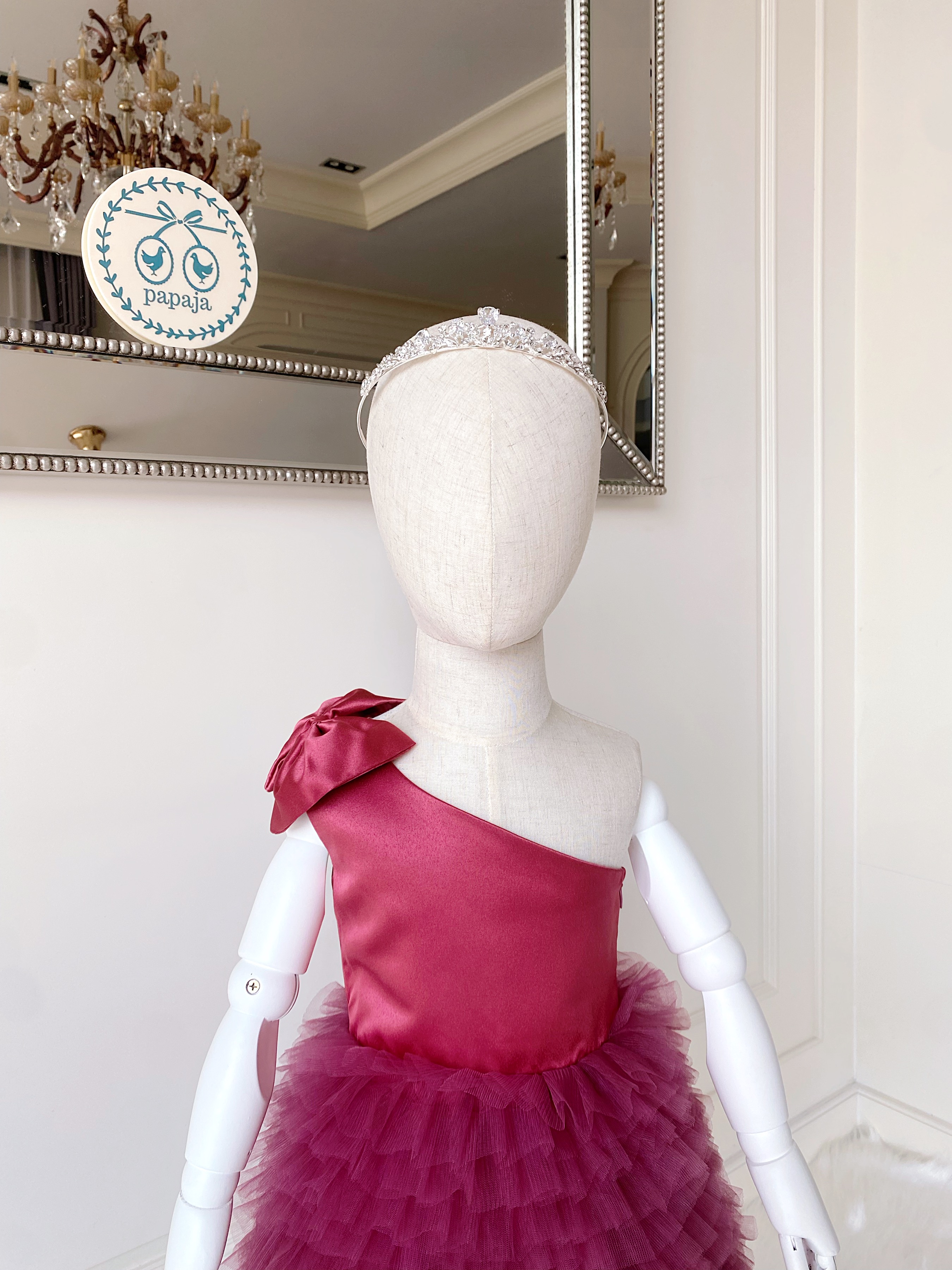 เดรสราตรีสั้นสีชมพูบานเย็น ดีเทลไหล่เดียวตกแต่งโบว์ กระโปรงฟูน่ารัก