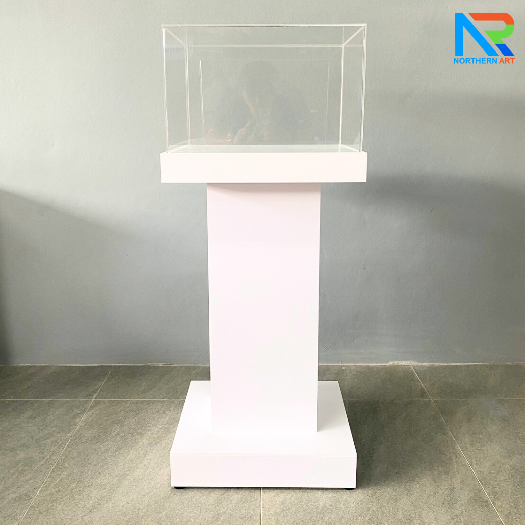 แท่นโชว์สินค้า ดีสเพลย์โชว์สินค้า สีขาว ขนาด (W)50 x (L)40 x (H)119 cm. ด้านบนครอบด้วยอะคริลิคใส4ด้าน