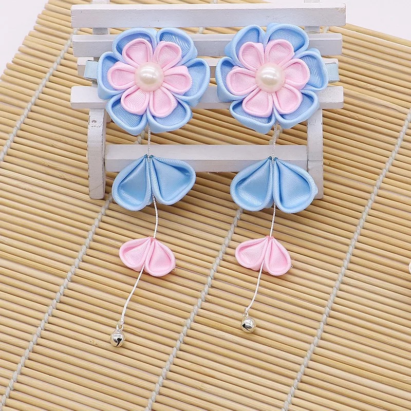 (No. 59) (ขายเป็นคู่) กิ้บติดผมสไตล์ สีฟ้า/ชมพูจีน ดอกไม้ผ้า 3 ดอกเรียง