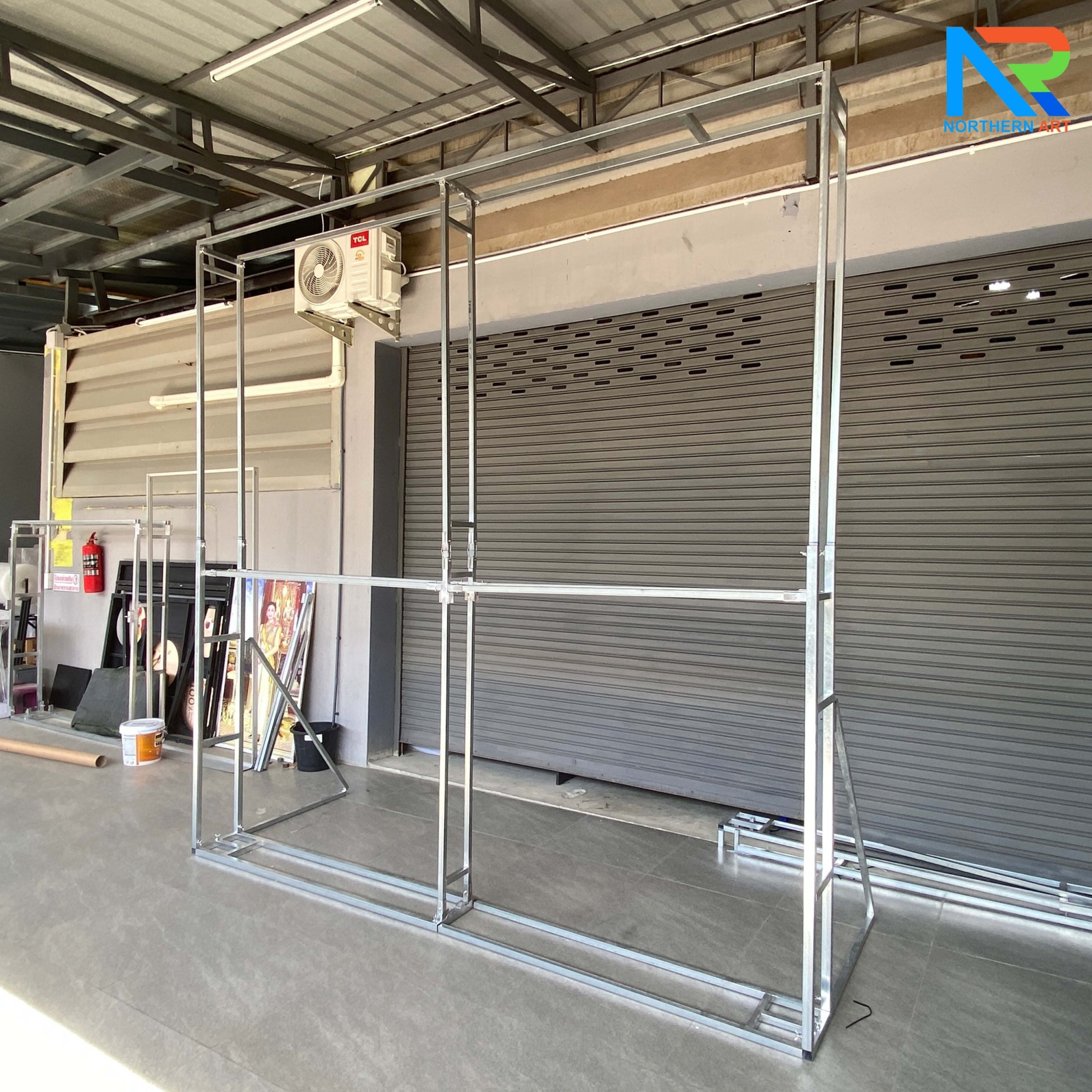 เช่าแบคดรอบไวนิล ขนาด (W)200-300 x (H)200-300 cm. โครงเหล็กพร้อมขาค้ำยัน เหมาะกับงานภายนอกอาคาร