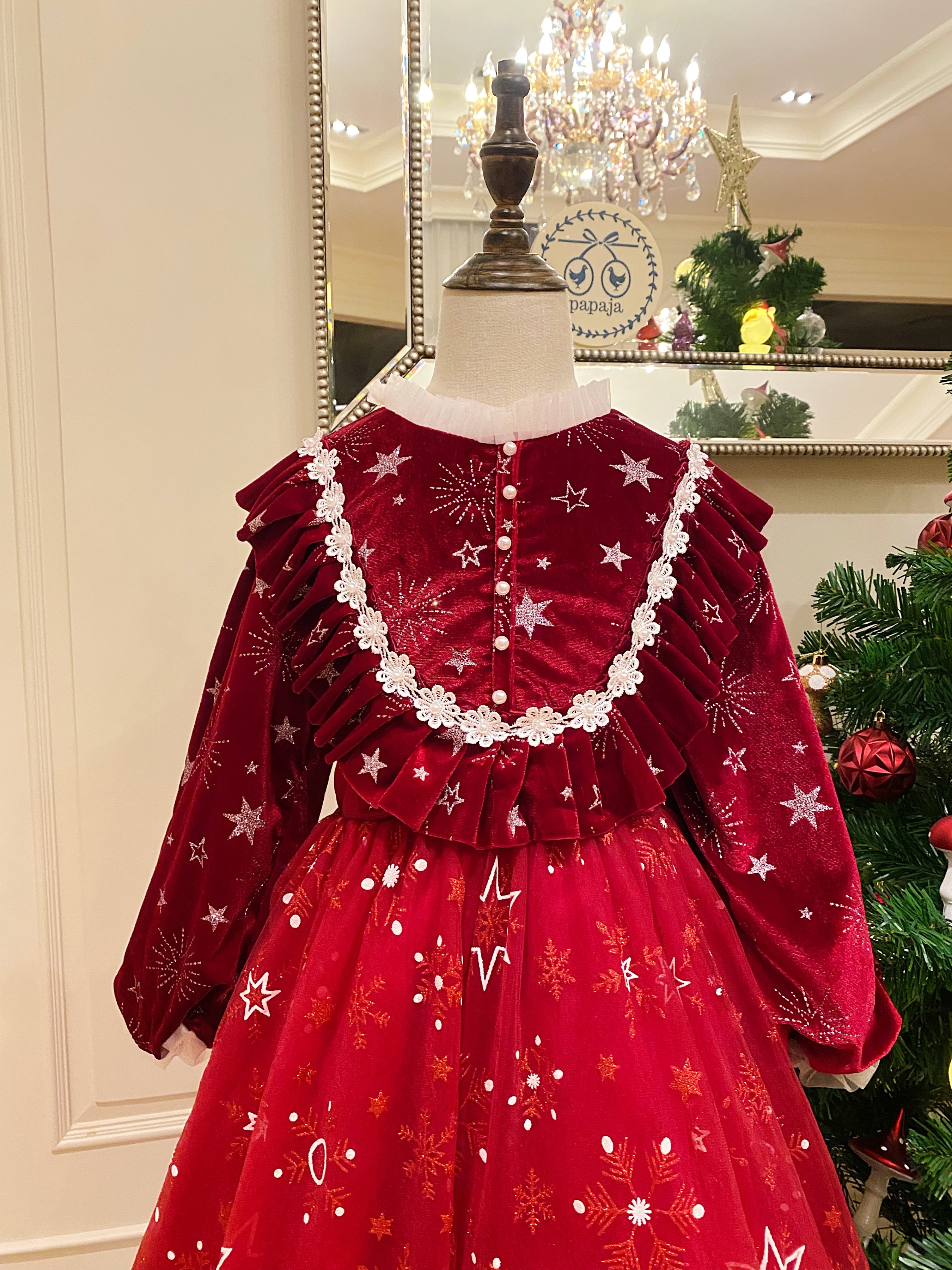 เดรสราตรียาวสีแดงเลือดนก แขนสี่ส่วน กระโปรงสกรีนลาย Snowflake วิ้งๆ