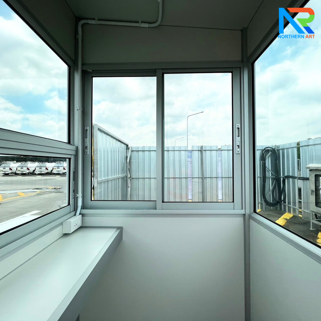 ป้อมยามสำเร็จรูป รุ่น ISOWALL ขนาด 1.20x1.20 ม.โครงสร้างเหล็ก ผนังISOWALL หนา 50 มม.กรอบประตู-หน้าต่าง อะลูมิเนียมสีเงิน