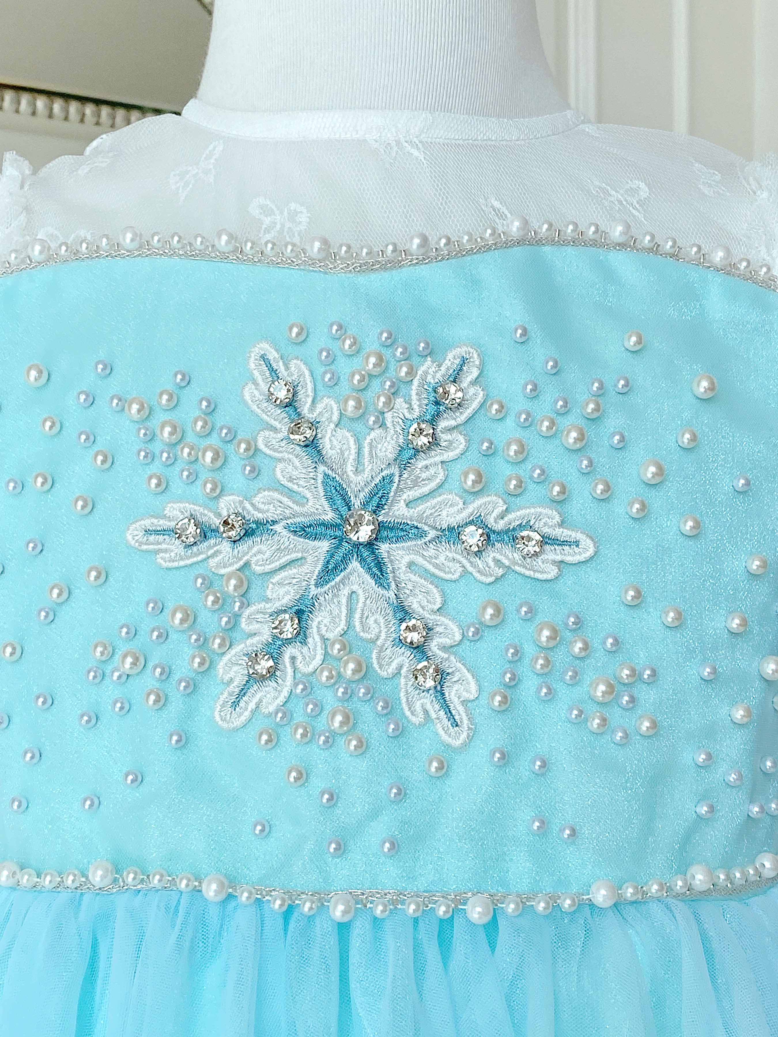 ชุดเจ้าหญิงเอลซ่าสีฟ้าน้ำทะเล รุ่นไฮพรีเมี่ยม ทรงคลาสสิค ดีเทลลาย Snowflake บนอก