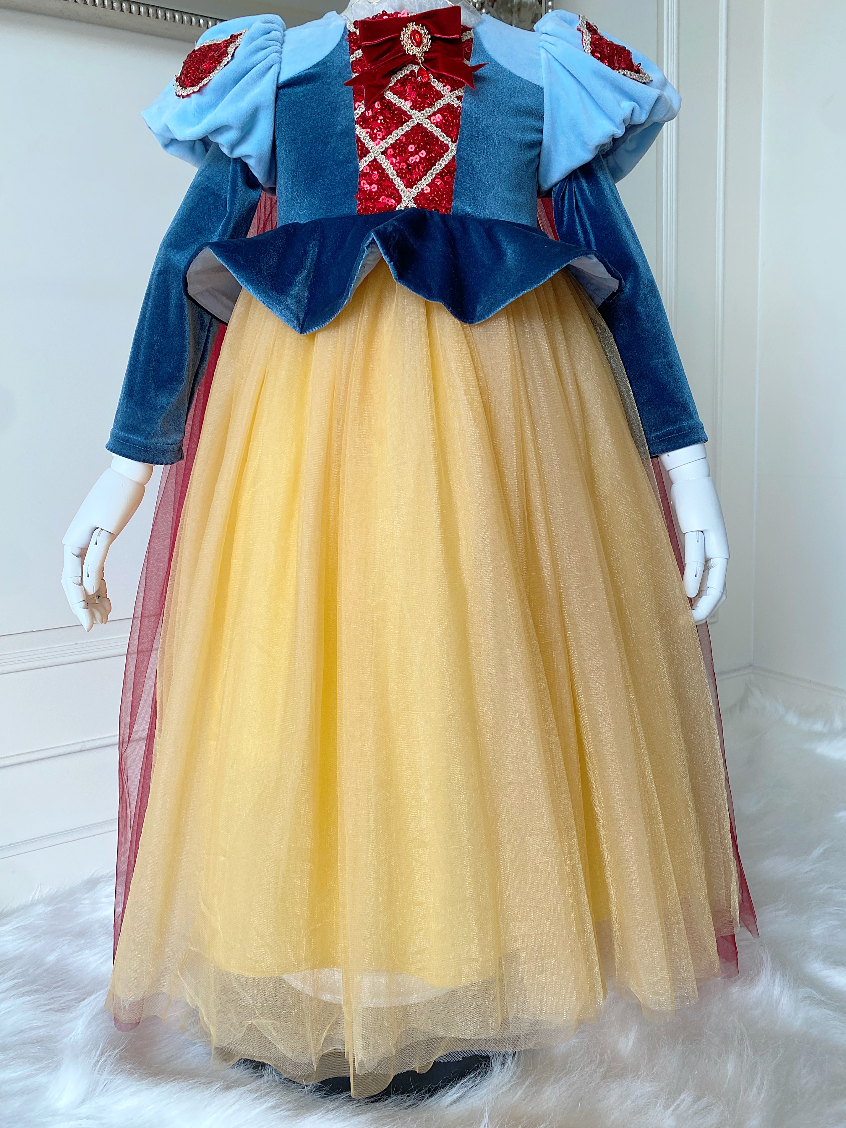 ชุดเจ้าหญิงสโนวไวท์ ต้วชุดด้านบนใ้ช้ผ้ากำมะหยี่เกาหลีเนื้อนุ่มมาก