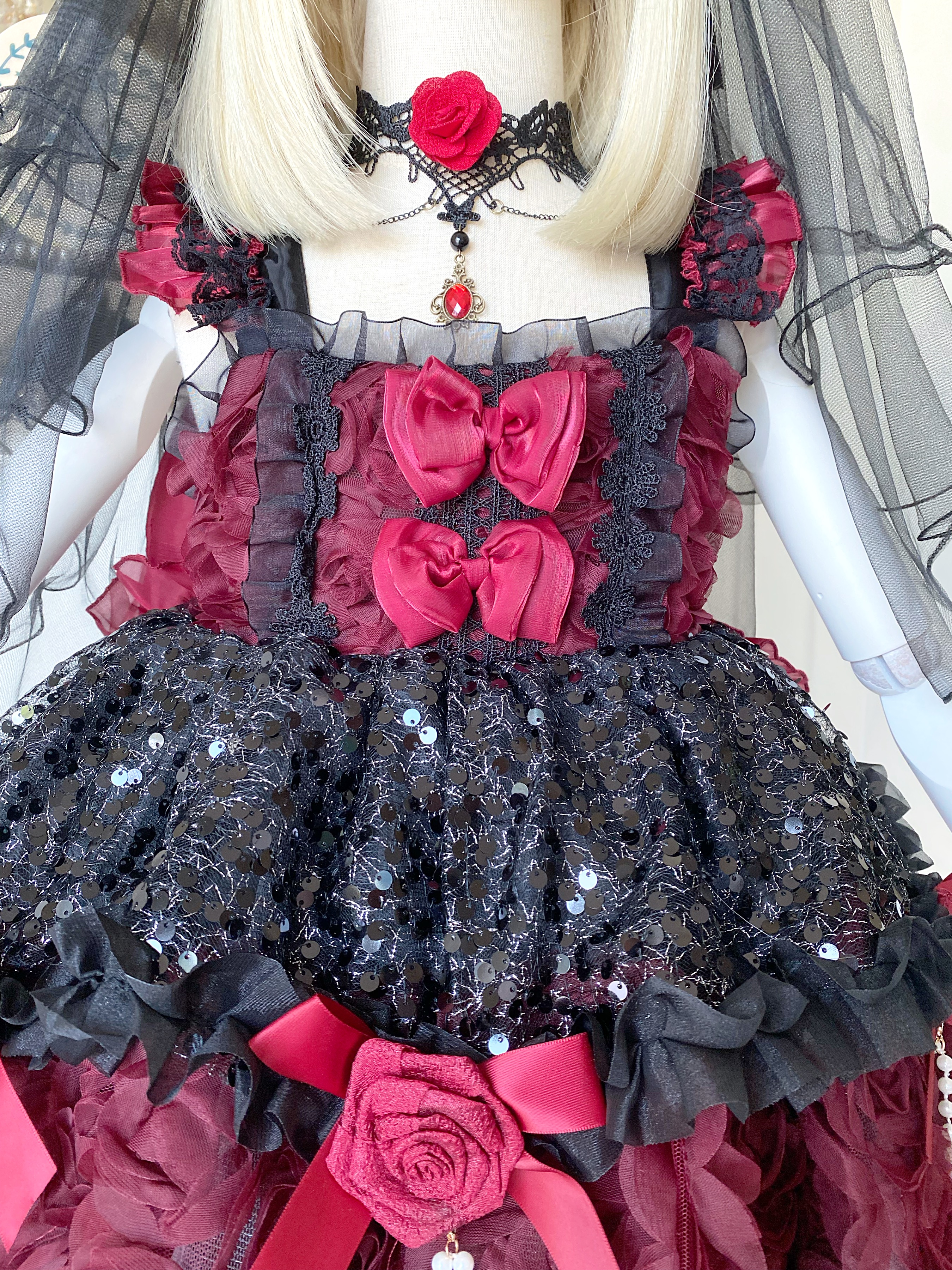 (HW) (เซต 4 ชิ้น) ชุดคอสเพลย์ งานไฮพรีเมี่ยม สไตล์โลลิต้า ควีนฮาโลวีน โทนดำแดงครบเซต (ชุด+สร้อย+มงกุฏ+ถุงเท้า)