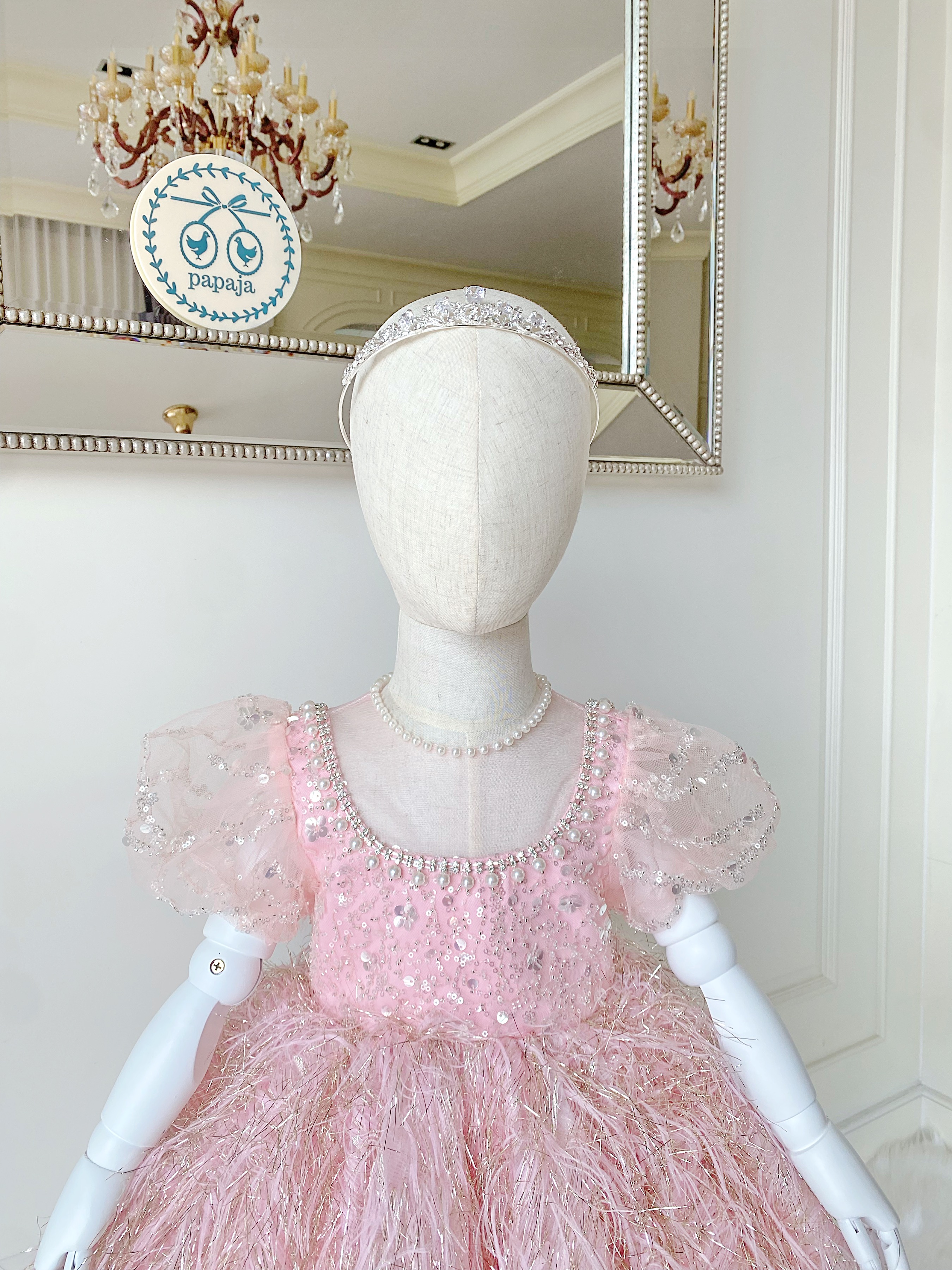 เดรสราตรีสั้นสีชมพูอ่อนแขนตุ๊กตา ดีเทลผ้า 3D ขนนกประดับไข่มุกรอบคอ