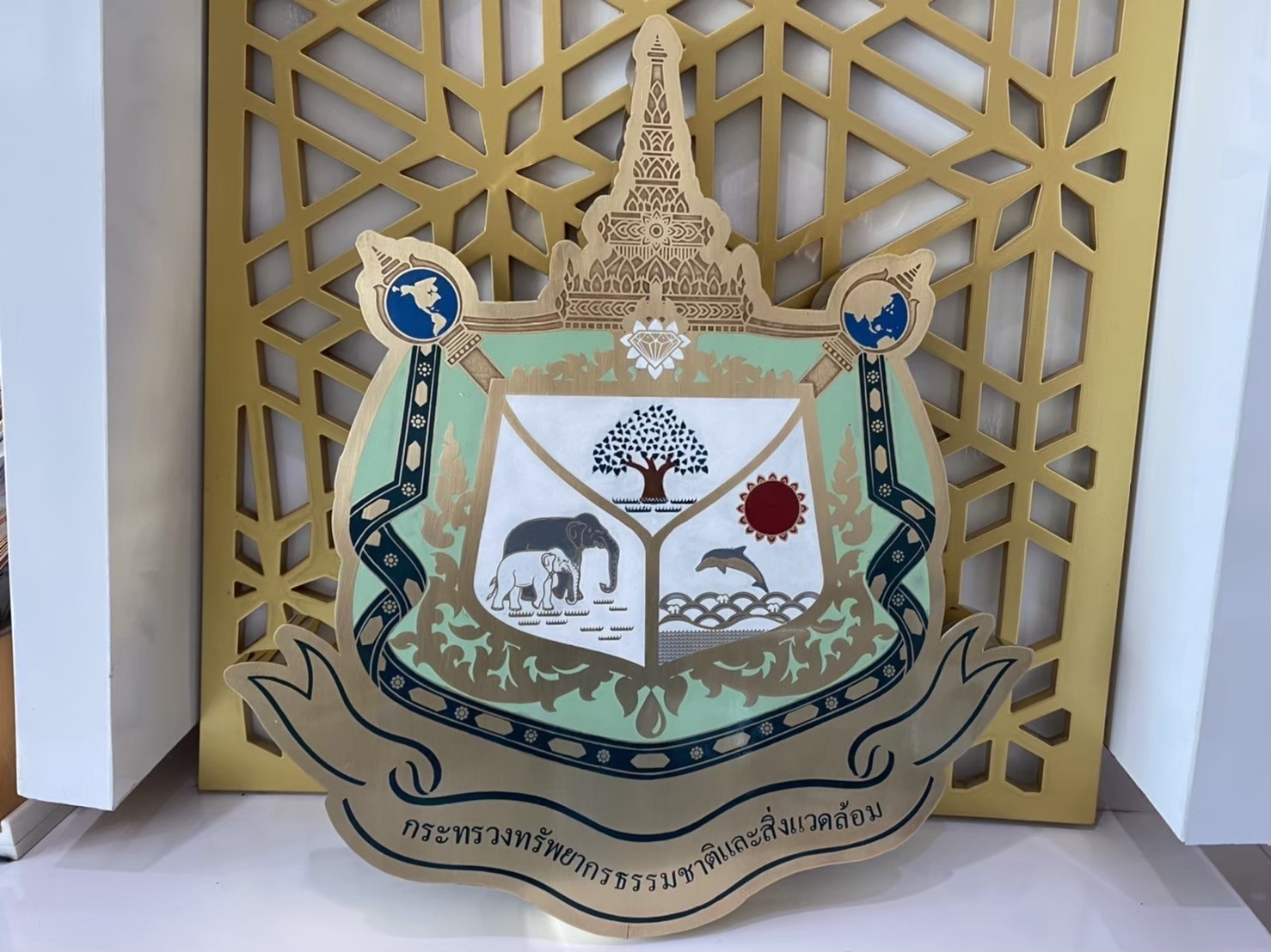 โลโก้โพเดียม โลโก้กัดกรด โลโก้หน่วยงาน กัดกรด วัสดุทองเหลือง UV PRINT หรือกัดกรด สั่งผลิตตามขนาดและแบบที่ต้องการ